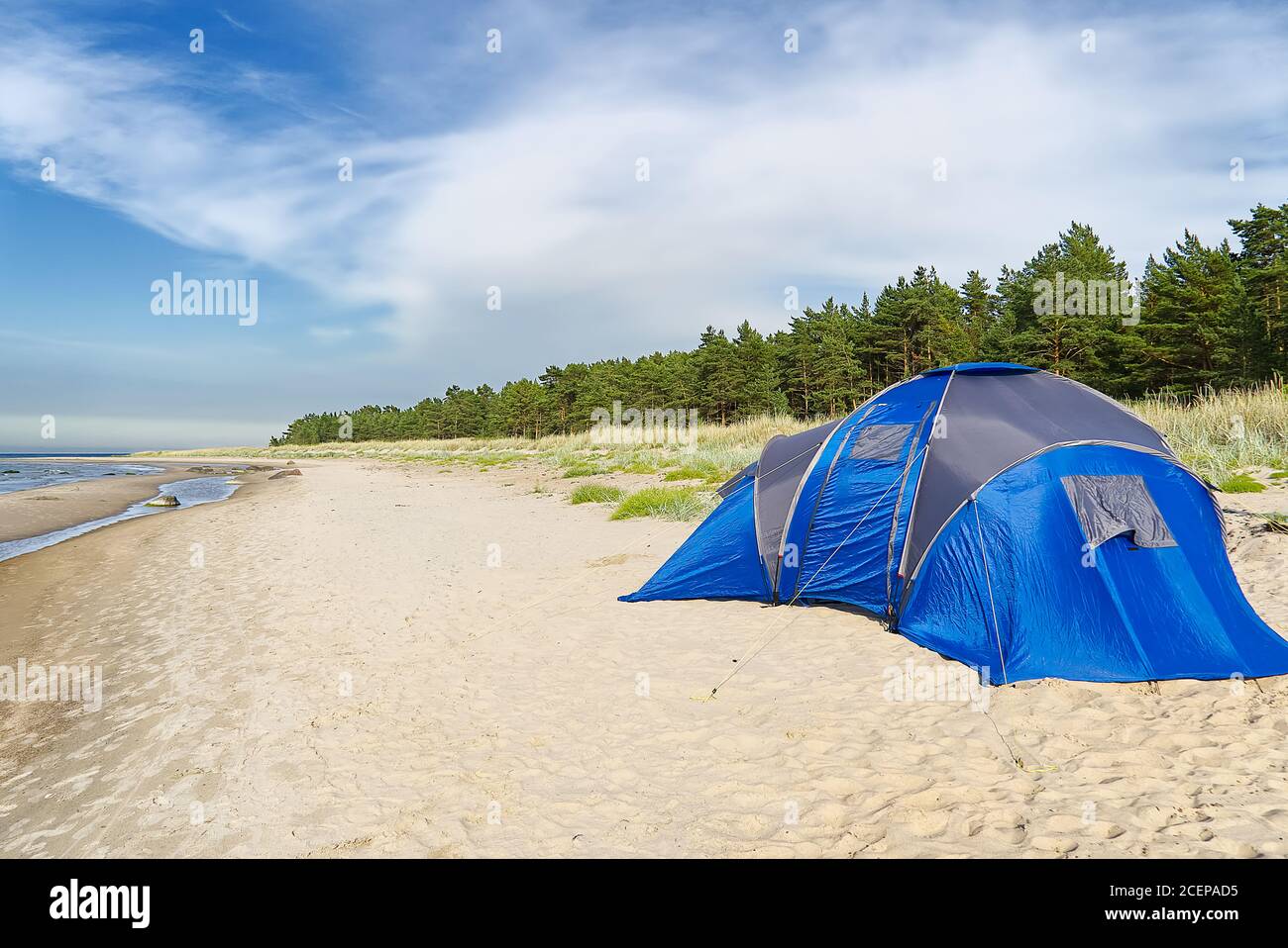 tenda da campeggio blu sulla spiaggia di sabbia a mare. concetto di viaggio  avventura con spazio di copia. Tenda in estate soleggiato giorno sulla  spiaggia del mar baltico a Isola di Aegna