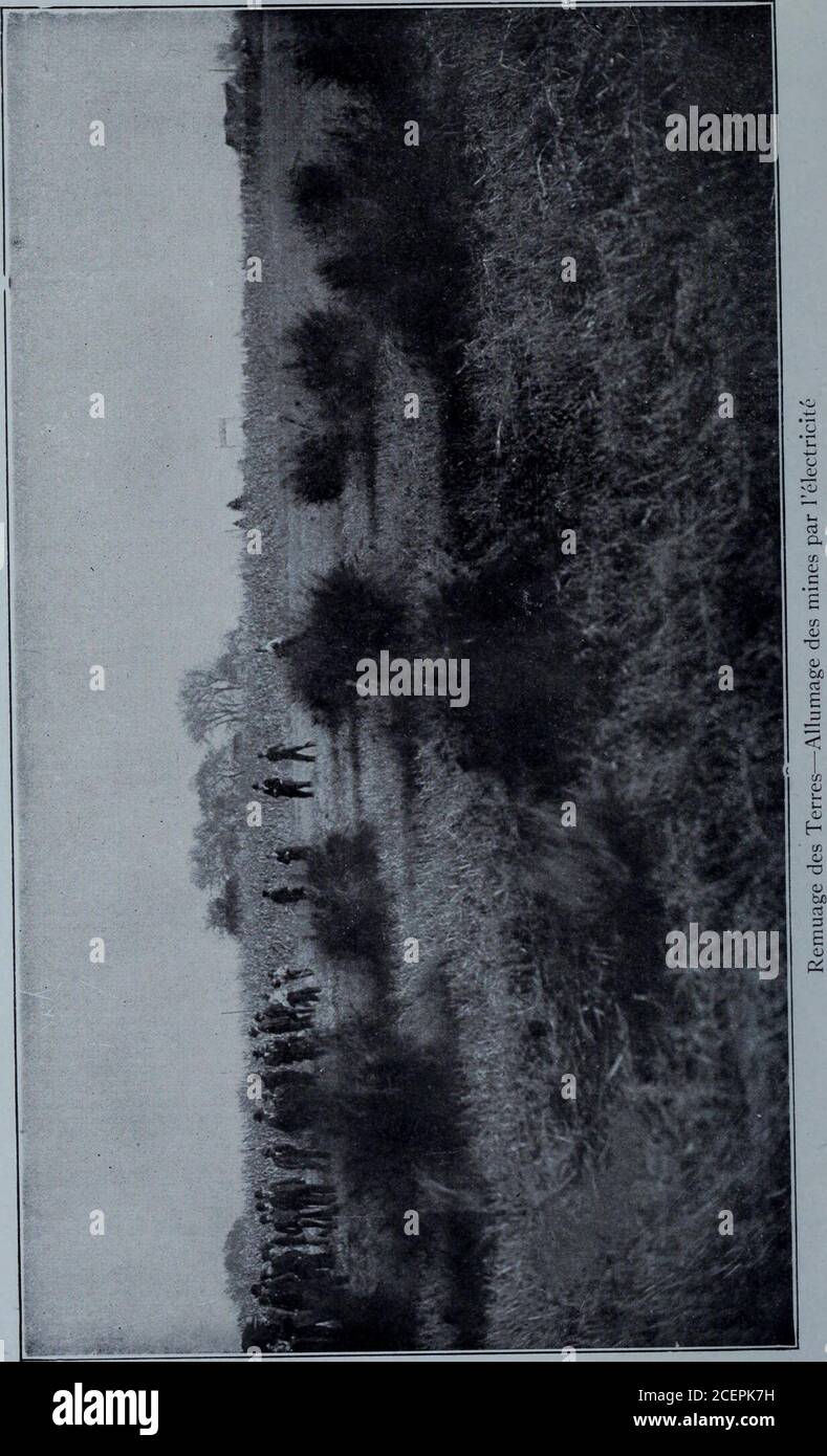 . Manuel des explosifs a l'usage des cultivateurs, planteurs, eleveurs. TABLE des MATIERES A Abatage des arbres 59 Amorçage. 23 Allumage des Mines 30 Allumage électrique des Mines 35-36 Autres moyens de se servir de la poudre à souches sur la ferme 101 B Bourrage des Mines. 30 C Chargement des Mines 29 Chaudières à dégeler 40-41 commandes de matériaux 42-43-45 Commenta faire éclater le tuf et soulever le sous-sol. . 86-87 Construction des routes 80 Creusage des fossés 69-71-73-75 Creusage fait avec la poudre à souches 81-85 Creusage des puits 85 Creusage de Trous pour poteaux et piquets 85 D Foto Stock