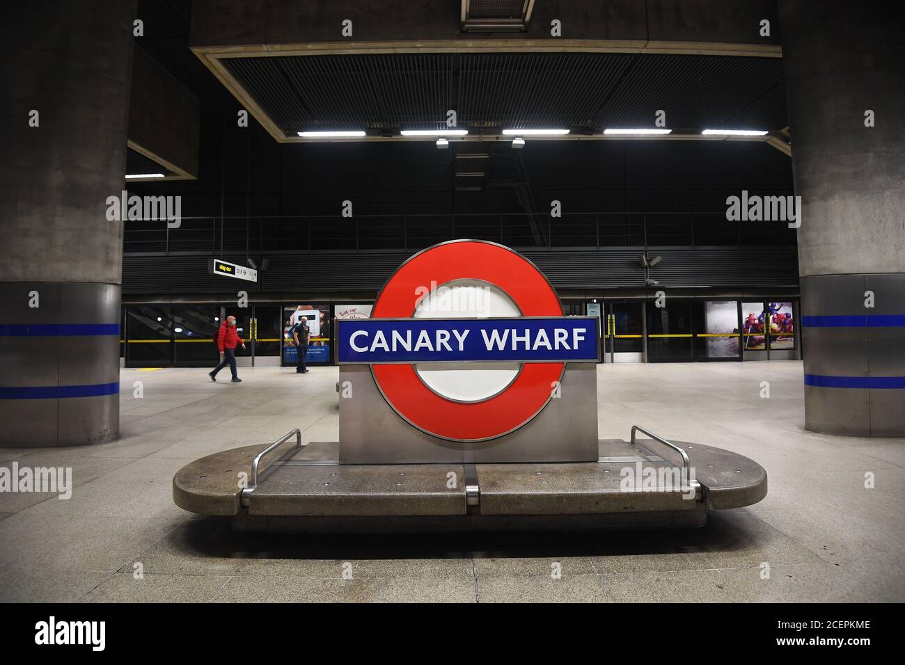 Una piattaforma alla stazione della metropolitana di Canary Wharf a Londra. Il primo ministro ha detto che la gente stava ritornando 'in numero enorme all'ufficio? Ma Downing Street ha detto che non poteva ancora fornire le informazioni per sostenere l'affermazione. Foto Stock