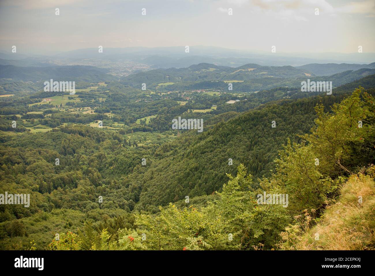 Vista dalla collina Skalka in Kremnické montagne sul villaggio Králiky e la città di Banská Bystrica sullo sfondo, Slovacchia Foto Stock