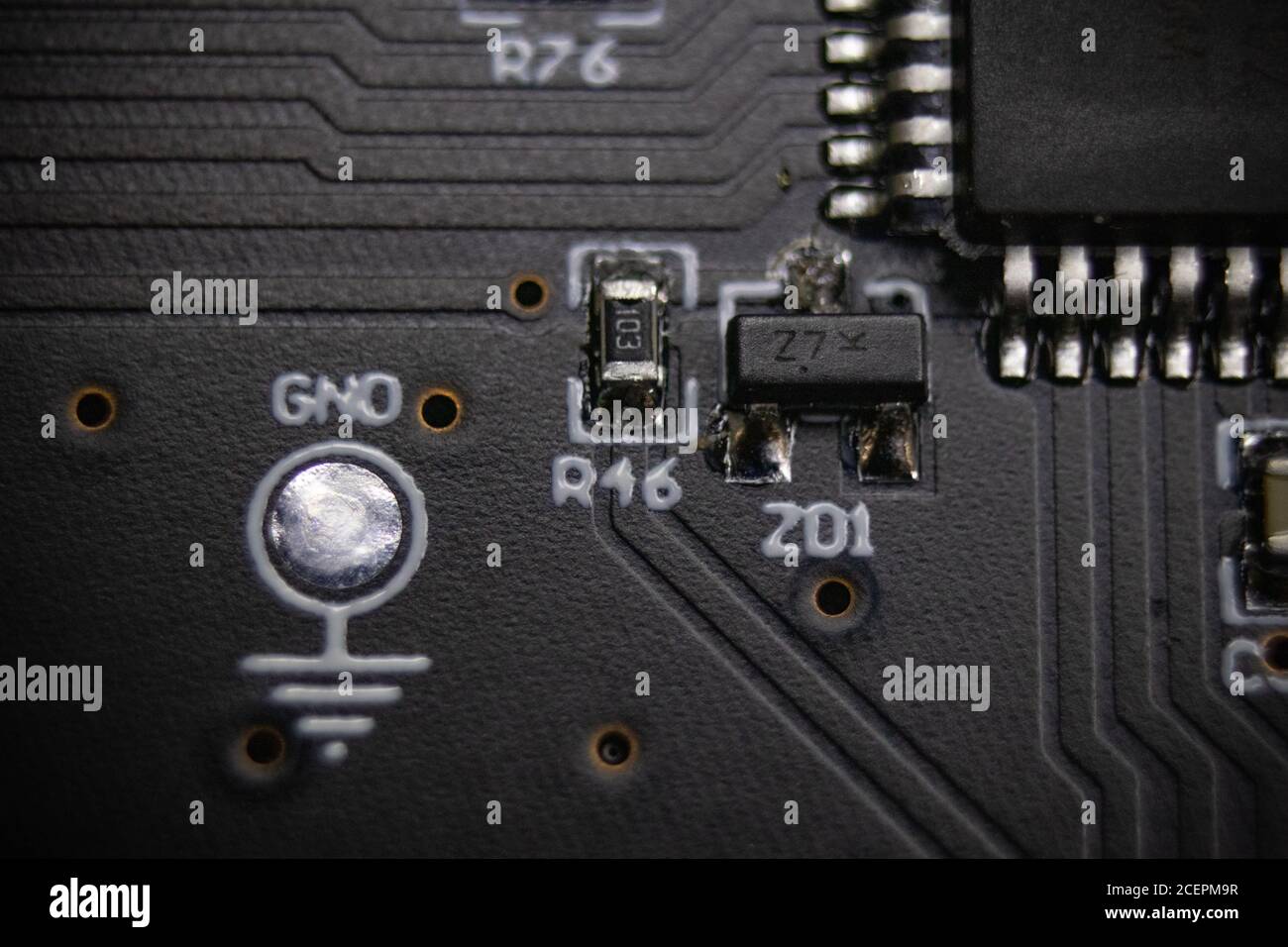 soft close up per il punto di prova di messa a terra accanto al microcontrollore Foto Stock