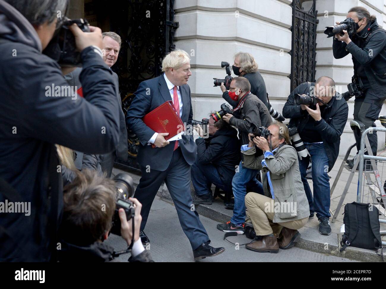 Il primo ministro britannico Boris Johnson MP e Alister Jack MP (Segretario scozzese) a seguito di una riunione del gabinetto tenutasi presso il Ministero degli Esteri, a Downing St Foto Stock