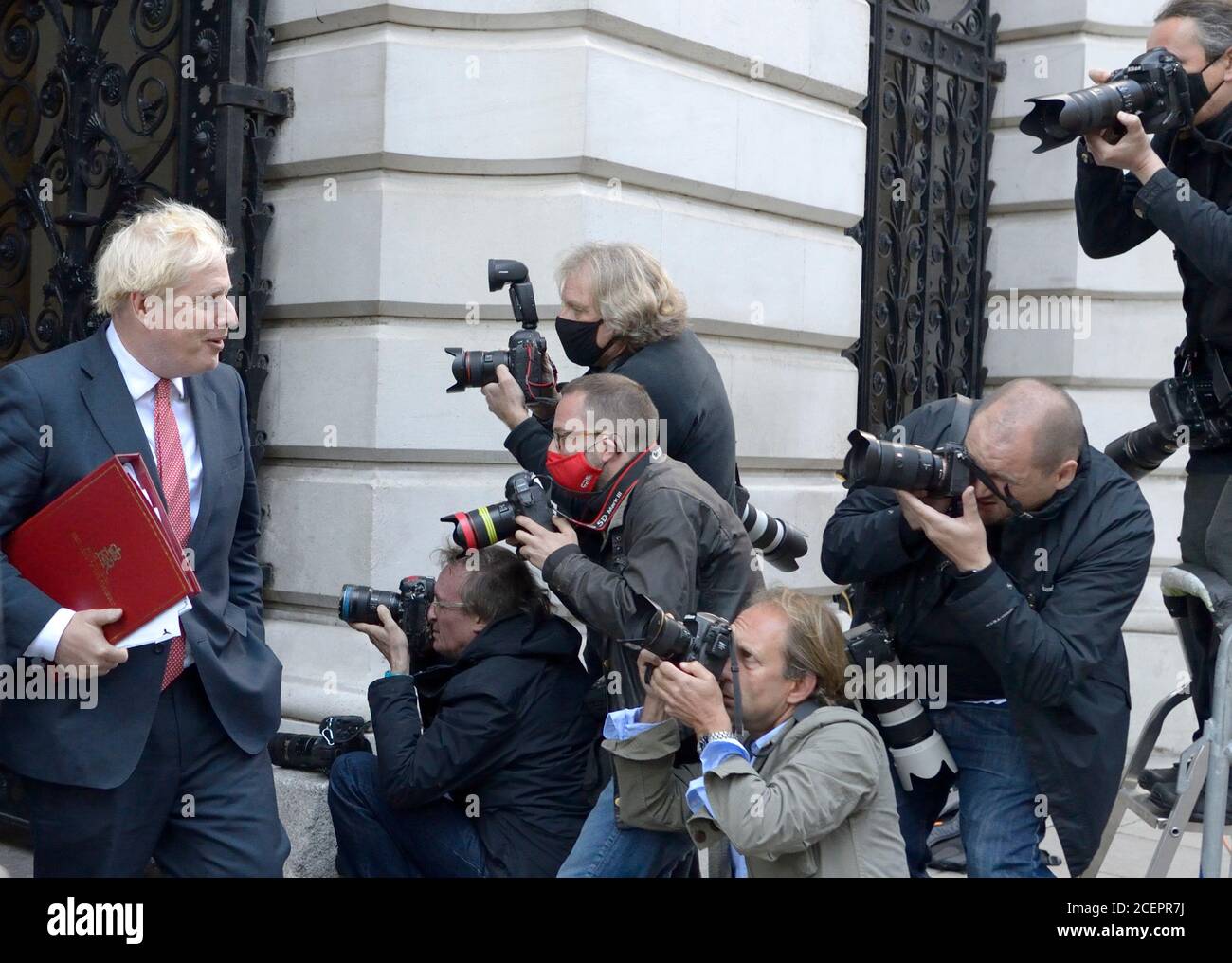 Il primo ministro britannico Boris Johnson MP a seguito di una riunione del gabinetto tenutasi presso il Ministero degli Affari Esteri, a Downing Street, 1 settembre 2020 Foto Stock
