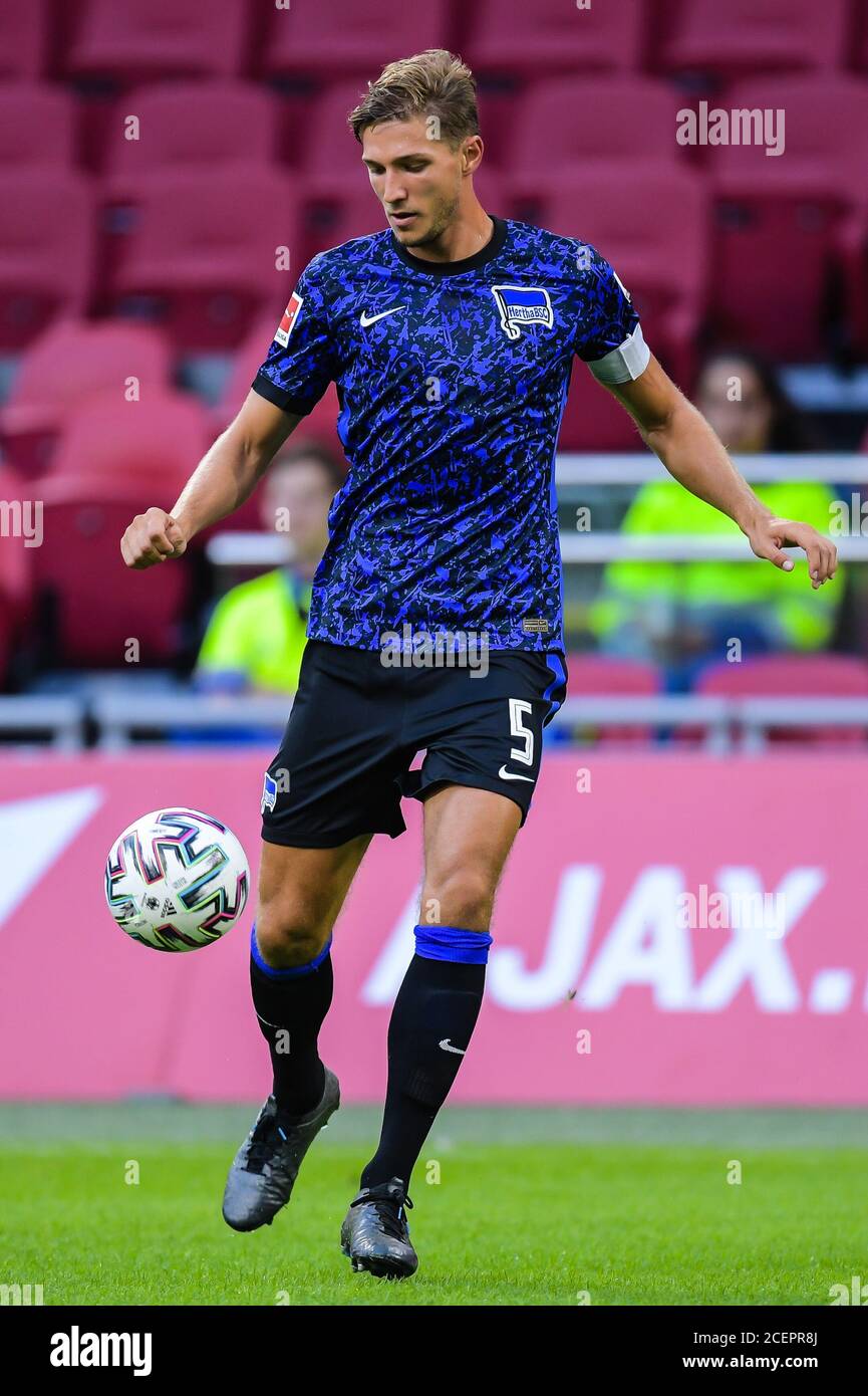 AMSTERDAM, PAESI BASSI - 25 AGOSTO: Niklas Stark di Hertha BSC durante la partita pre-stagione tra Ajax e Hertha BSC il 25 agosto 2020 ad Amsterdam, Paesi Bassi. *** Local Caption *** Niklas Stark Foto Stock