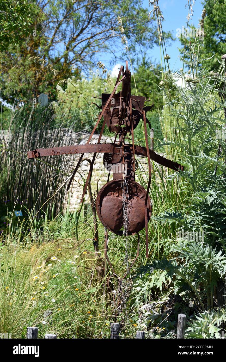 Metal Scarecrow nei Giardini del Priorato di Salagon o Abbazia di Salagon Mane Alpes-de-Haute-Provence Provenza Francia Foto Stock