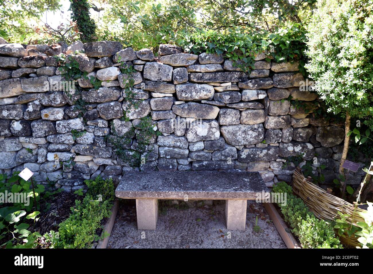 Pietra Garden Bench & Dry-Stone Wall in Salagon Garden Mane Alpes-de-Haute-Provence Provenza Francia Foto Stock