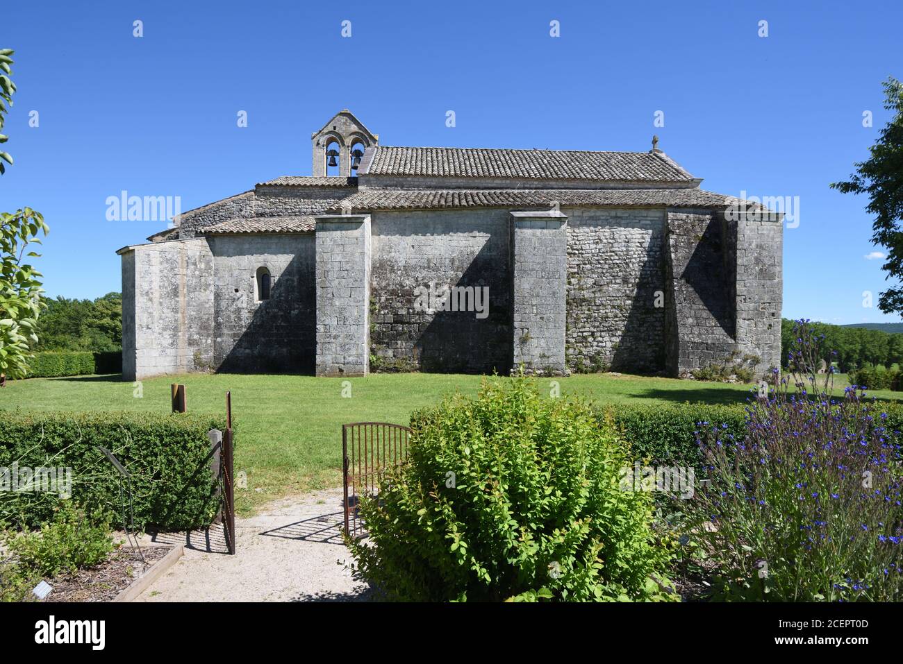 Facciata ovest della chiesa romanica di Salagon o Salagon Priorato con pareti di contrafforti Mane Alpes-de-Haute-Provence Provenza Francia Foto Stock