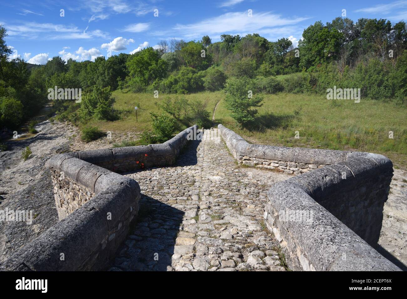 Triangle passando luoghi sul Ponte Romano c 1st/c2nd ad Pont Roman de Mane o Pont sur la Laye fiume Mane Alpes-de-Haute-Provence Provenza Francia Foto Stock