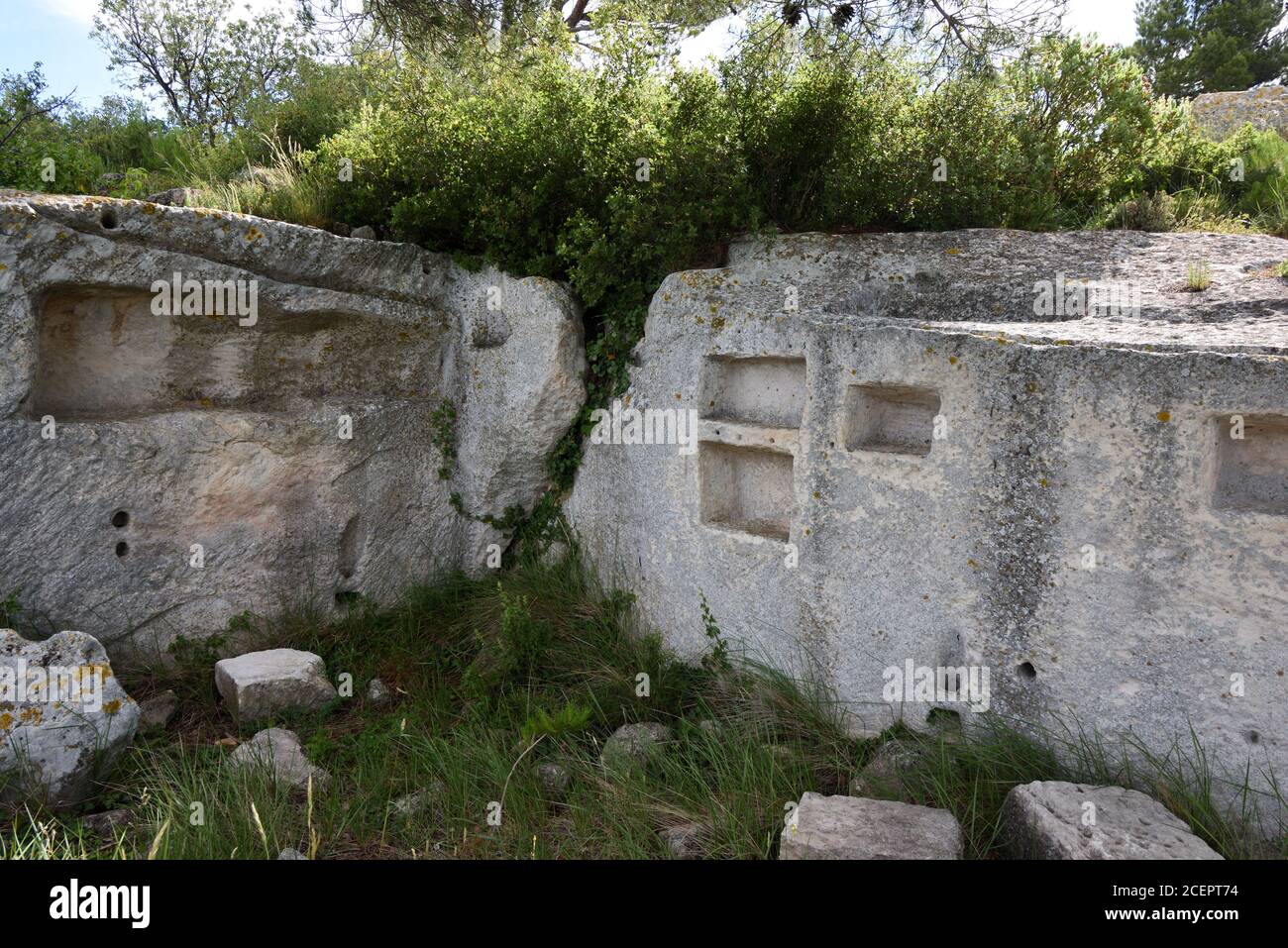 Ripiani a taglio di roccia in resti di Troglodita Casa Castrum de Montpaon Fontvieille Alpilles Provenza Francia Foto Stock