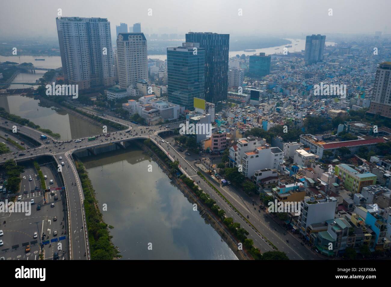 Vista grandangolare sul canale ben Nghe con Saigon, skyline della città del Vietnam, porto sul fiume Saigon, ponte di Calmette e traffico mattutino Foto Stock