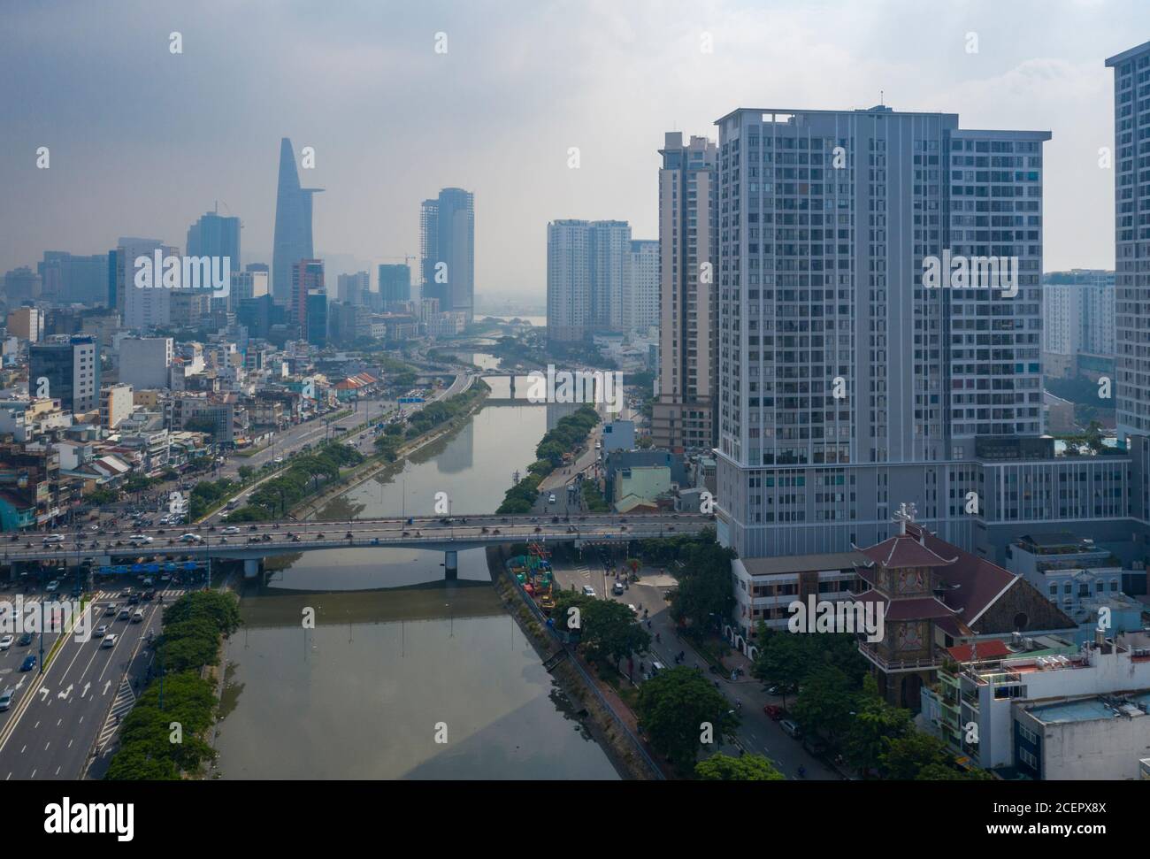 Vista aerea ampia classica del canale ben Nghe con Saigon, Vietnam, skyline della città di Ong Lanh e ponti Calmette, grandi edifici residenziali Foto Stock