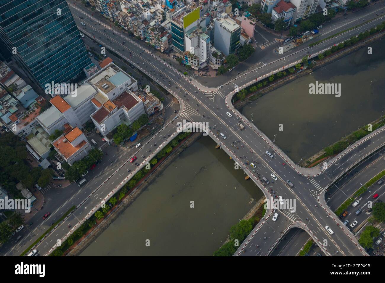 Vista ad angolo del drone del canale ben Nghe Saigon, del ponte delle Calmette del Vietnam e del traffico mattutino Foto Stock