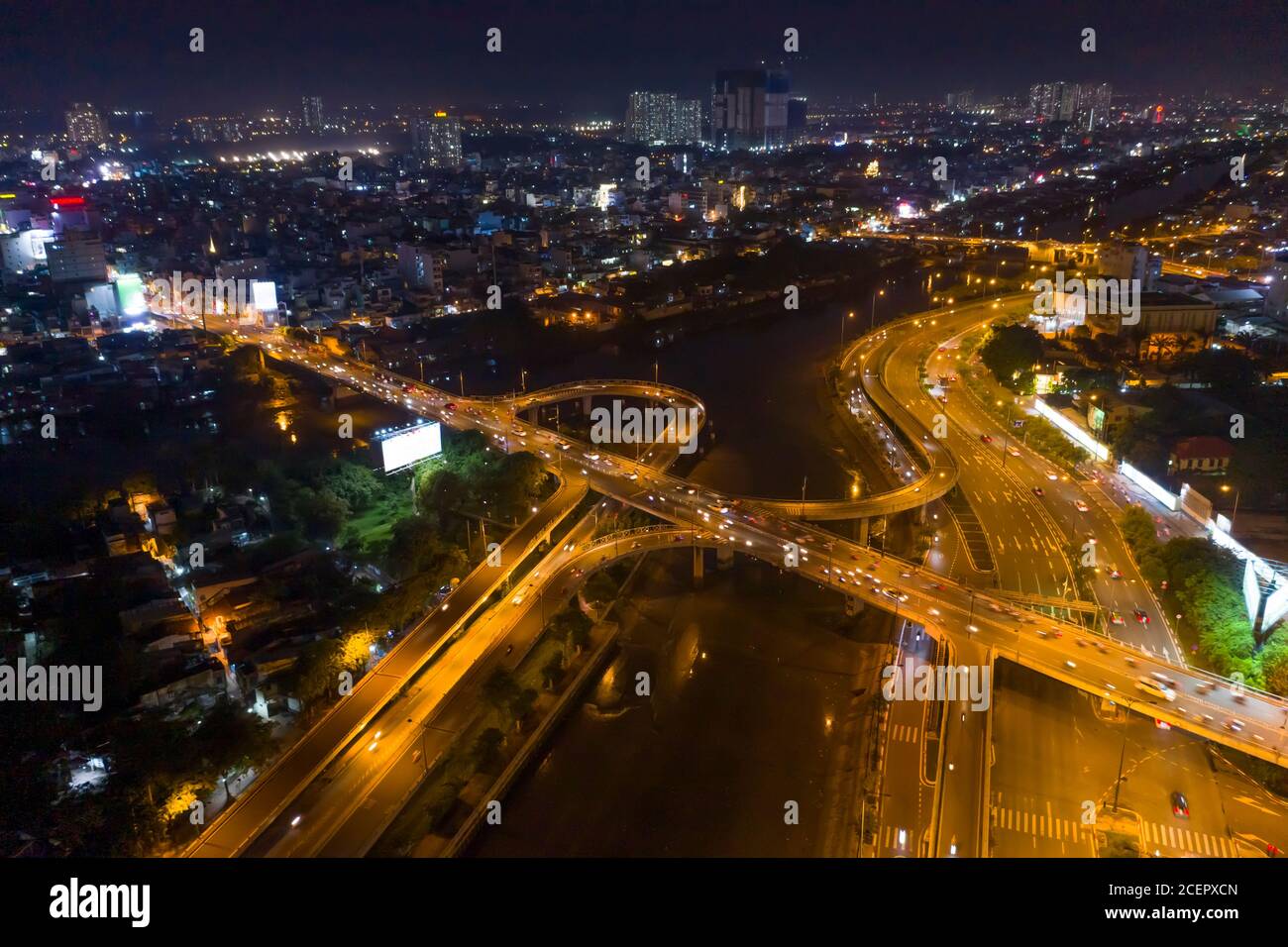 ampio angolo di vista della superstrada interscambio e ponte sul canale con il traffico. la proliferazione urbana è sullo sfondo di te Foto Stock