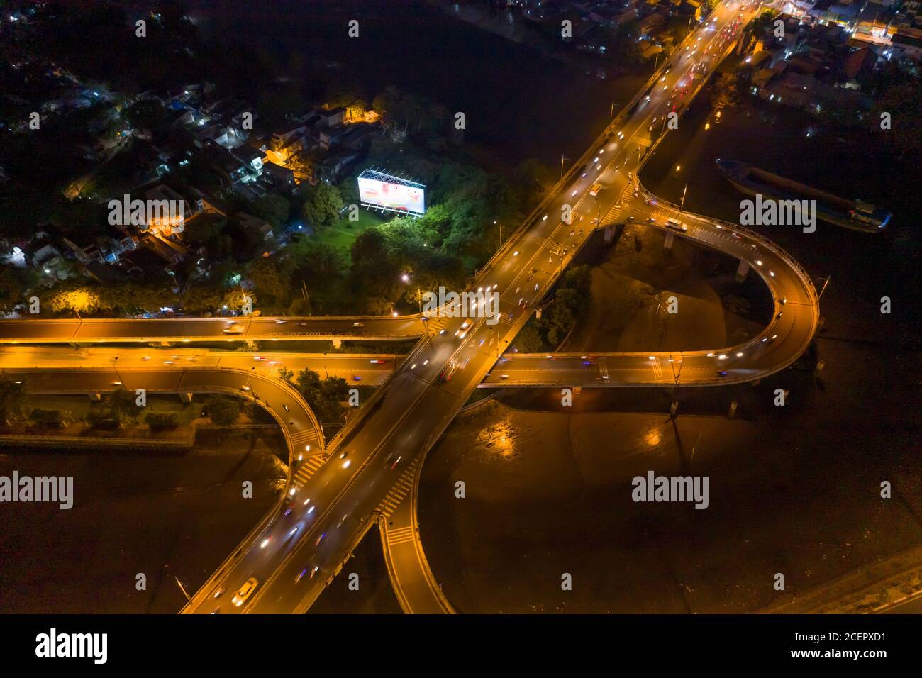 Vista aerea simmetrica della rampa di interscambio e del ponte canale con traffico Foto Stock