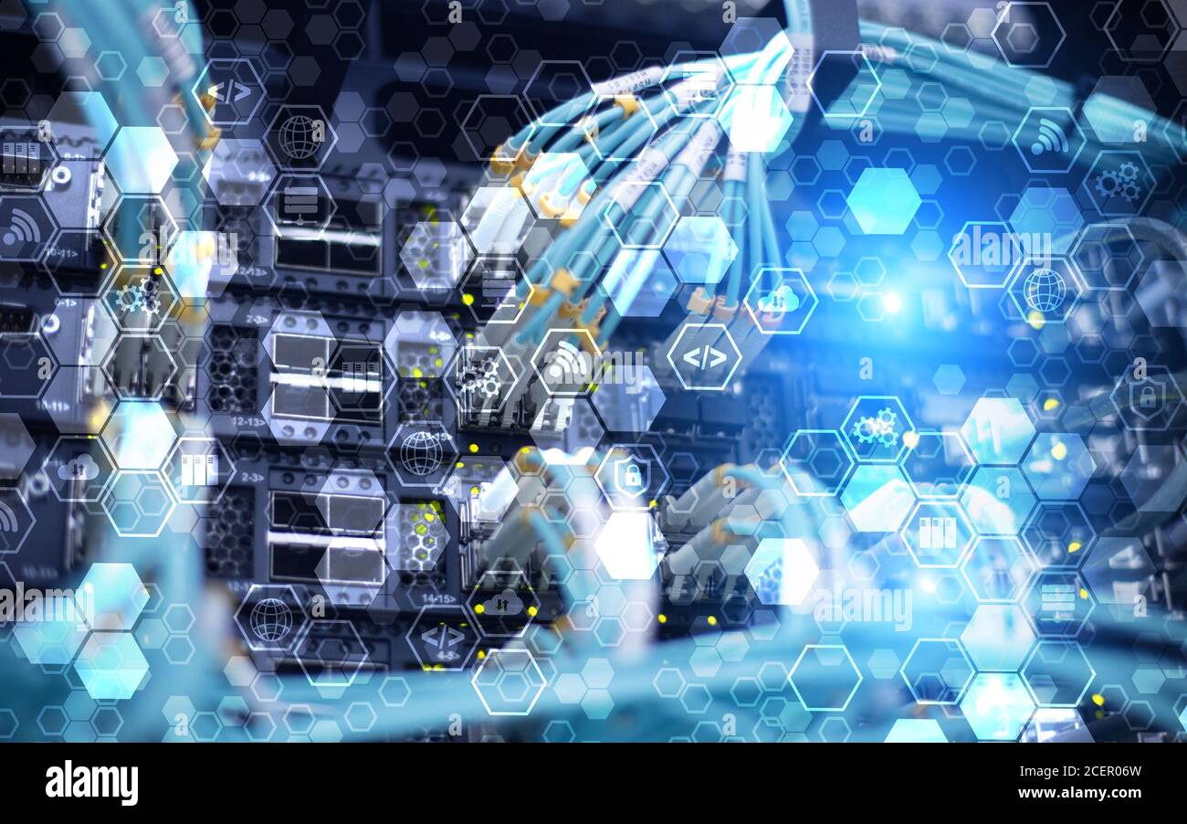 Concetto di tecnologia di connessione Internet digitale. Icone sullo sfondo della sala server rack. Foto Stock