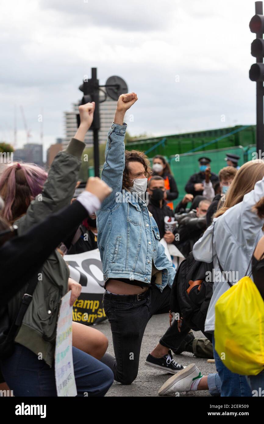 Manifestanti che prendono il ginocchio durante una dimostrazione Black Lives Matter, Londra, 29 agosto 2020 Foto Stock