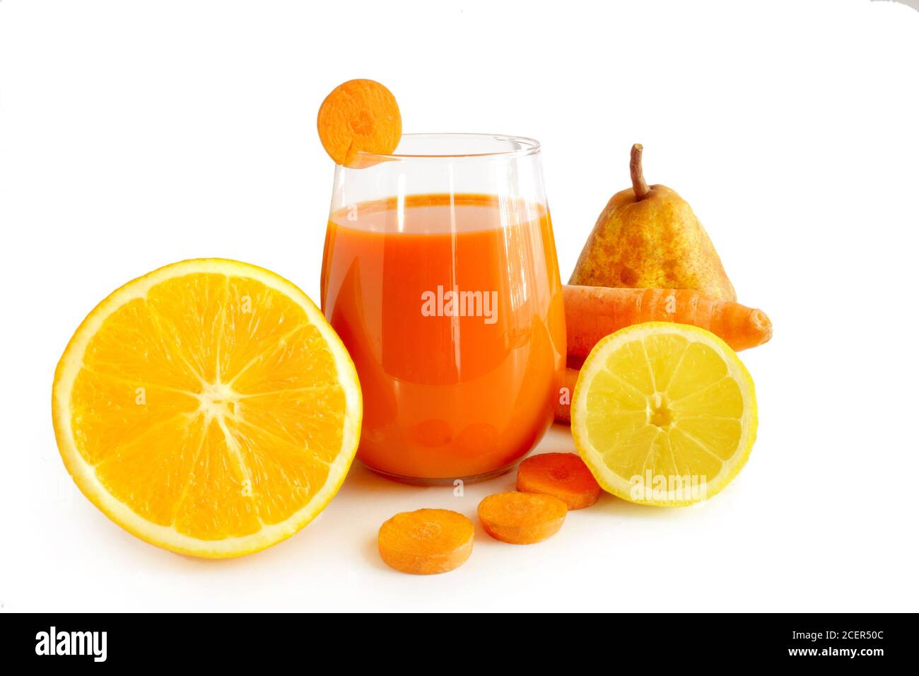 Succo di carote con arancia, limone e pera isolati su sfondo bianco Foto Stock