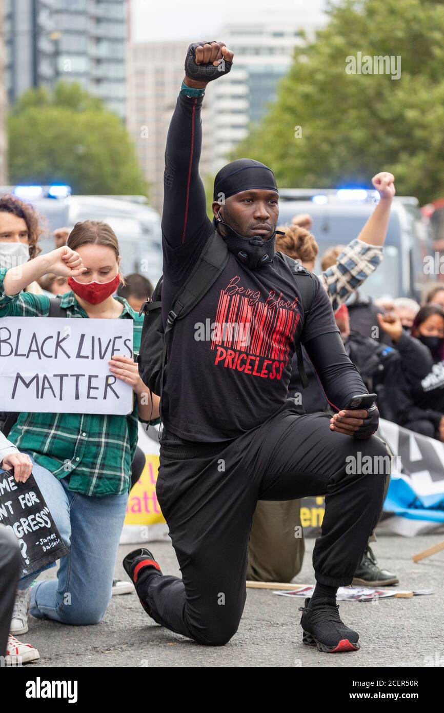 Il protestore che prende il ginocchio durante una dimostrazione di Black Lives Matter, Londra, 29 agosto 2020 Foto Stock