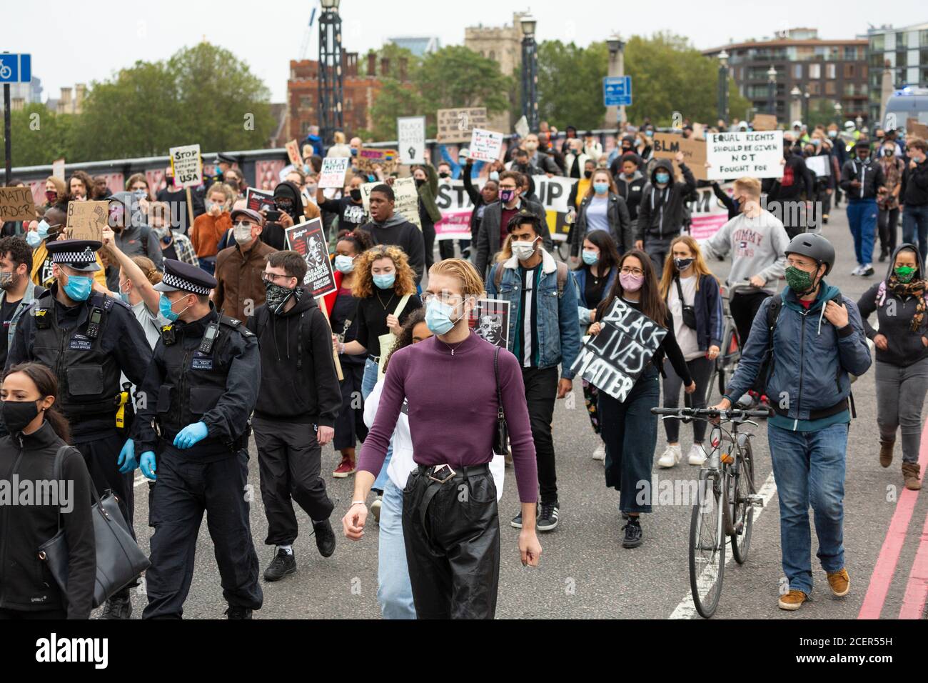 Manifestanti in marcia attraverso Lambeth Bridge, dimostrazione Black Lives Matter, Londra, 29 agosto 2020 Foto Stock