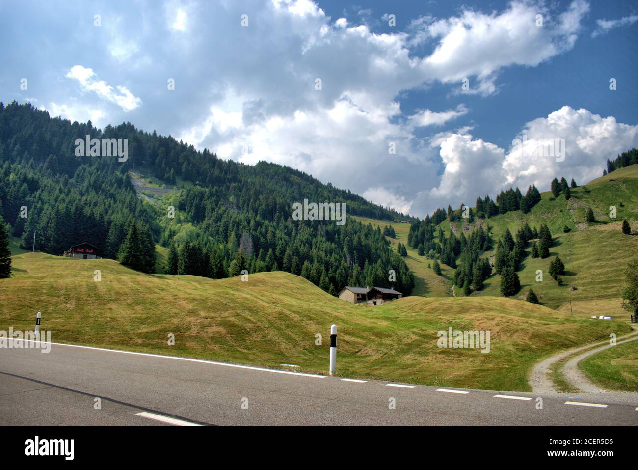 Viaggio su strada attraverso il passo di San Bernardino Foto Stock