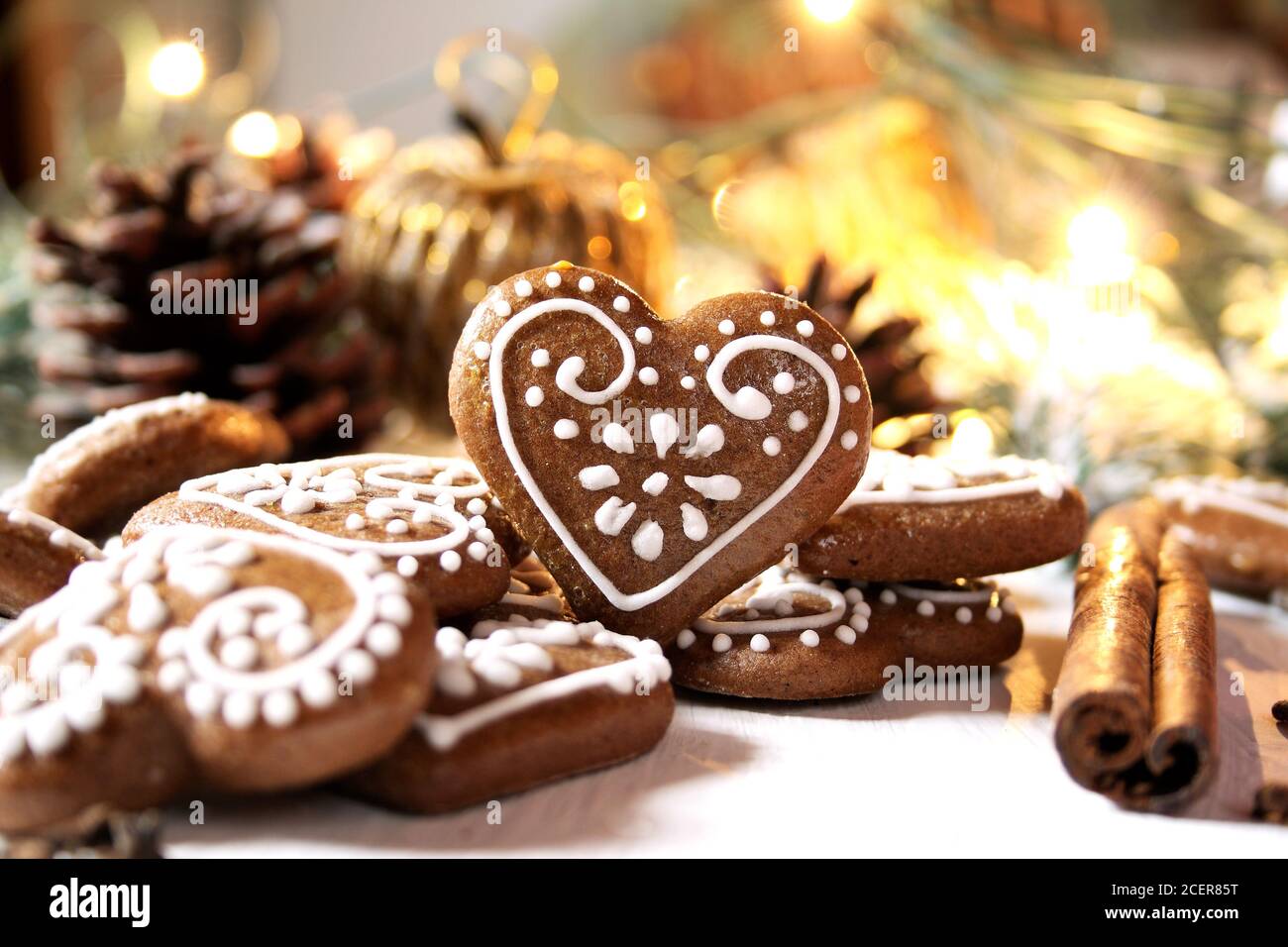 Medenjaci - Croatian Gingerbread Honey Cookies Natale pan di zenzero biscotti su sfondo bianco Foto Stock