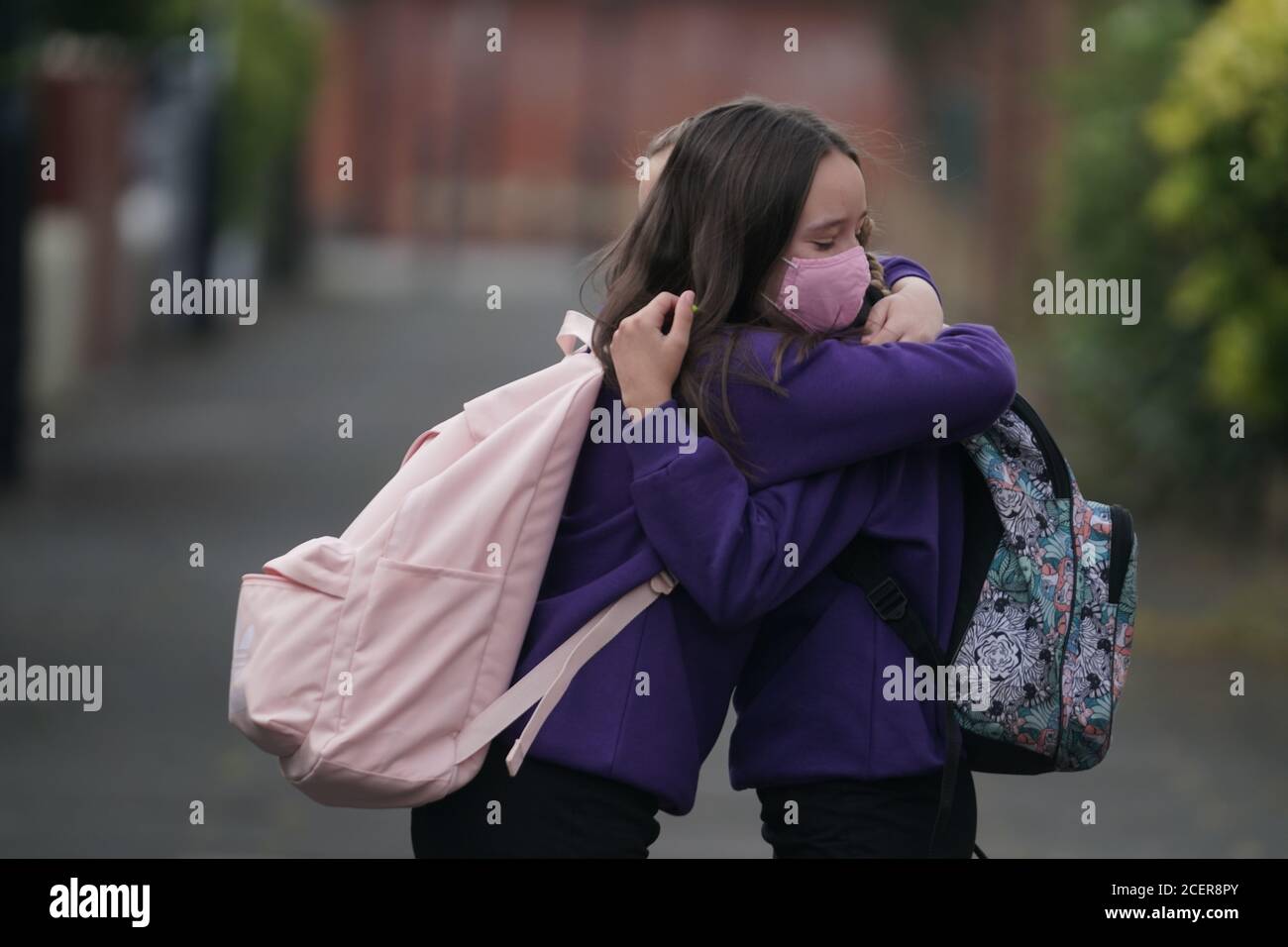 Kadie Lane (a destra), 11, e Brooke Howourth, 11, a piedi a Marden Bridge Middle School a Whitley Bay, Tyne e indossare, per il loro primo giorno di mandato, come le scuole in Inghilterra riaprono agli studenti dopo il blocco coronavirus. Foto Stock