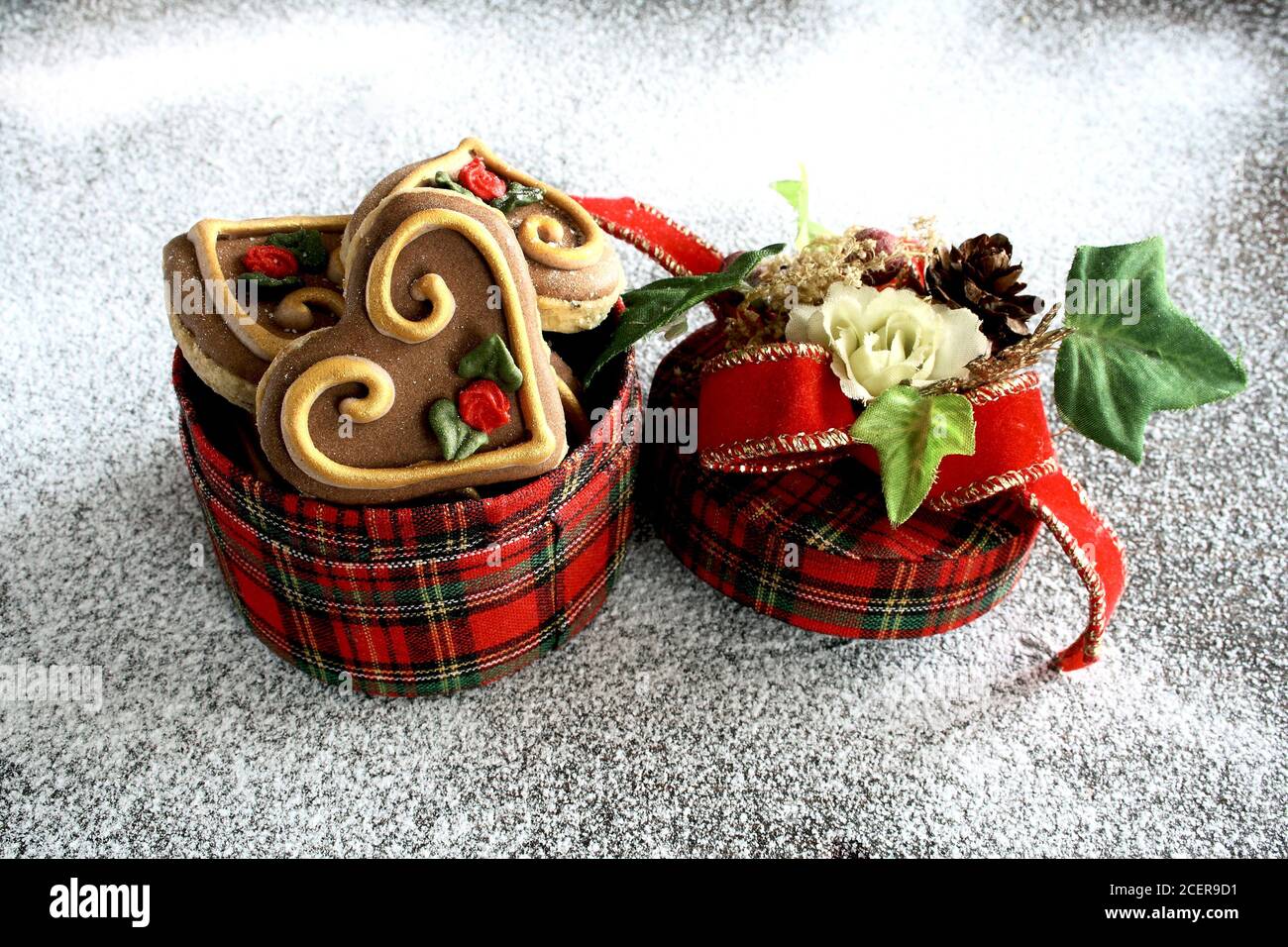 Biscotti natalizi composizione natalizia con biscotti a forma di cuore Foto Stock