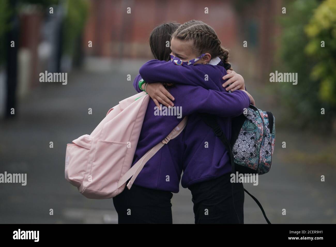 RITRASMETTENDO LA MODIFICA DELLA LINEA DI COLLEGAMENTO Kadie Lane (destra), 11, e Brooke Howourth, 11, a piedi a Marden Bridge Middle School a Whitley Bay, Tyne e Wear, per il loro primo giorno di mandato, come le scuole in Inghilterra riaprono agli alunni dopo il blocco del coronavirus. Foto Stock