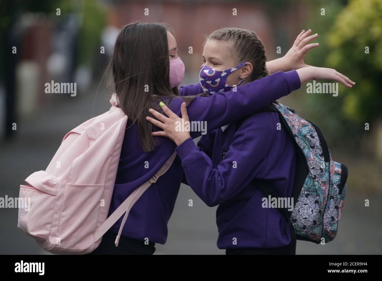 RITRASMETTENDO LA MODIFICA DELLA LINEA DI COLLEGAMENTO Kadie Lane (destra), 11, e Brooke Howourth, 11, a piedi a Marden Bridge Middle School a Whitley Bay, Tyne e Wear, per il loro primo giorno di mandato, come le scuole in Inghilterra riaprono agli alunni dopo il blocco del coronavirus. Foto Stock