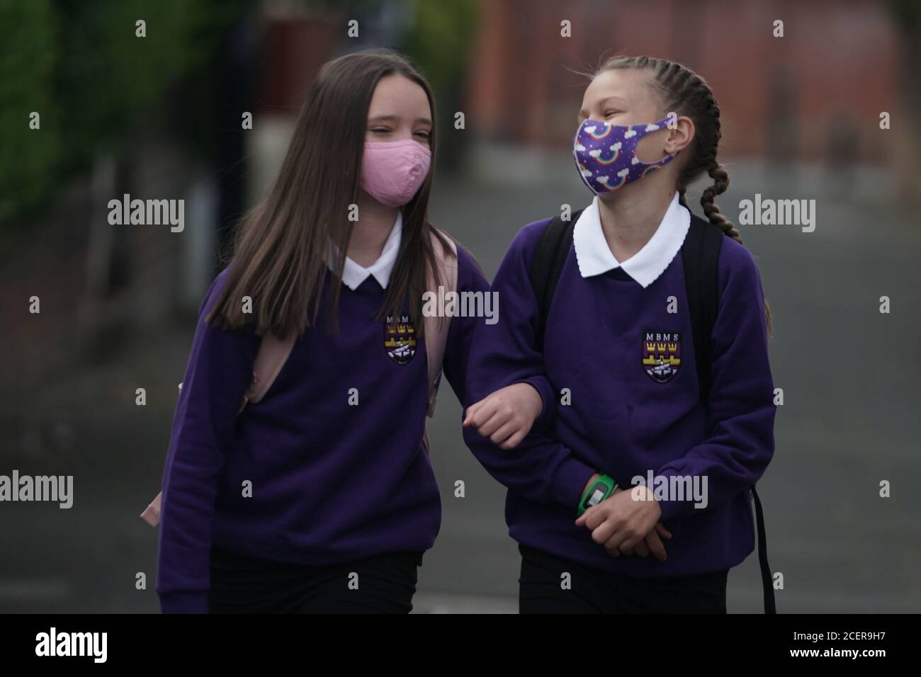 RITRASMETTENDO LA MODIFICA DELLA LINEA DI COLLEGAMENTO Kadie Lane (destra), 11, e Brooke Howourth, 11, a piedi a Marden Bridge Middle School a Whitley Bay, Tyne e Wear, per il loro primo giorno di mandato, come le scuole in Inghilterra riaprono agli alunni dopo il blocco del coronavirus. Foto Stock