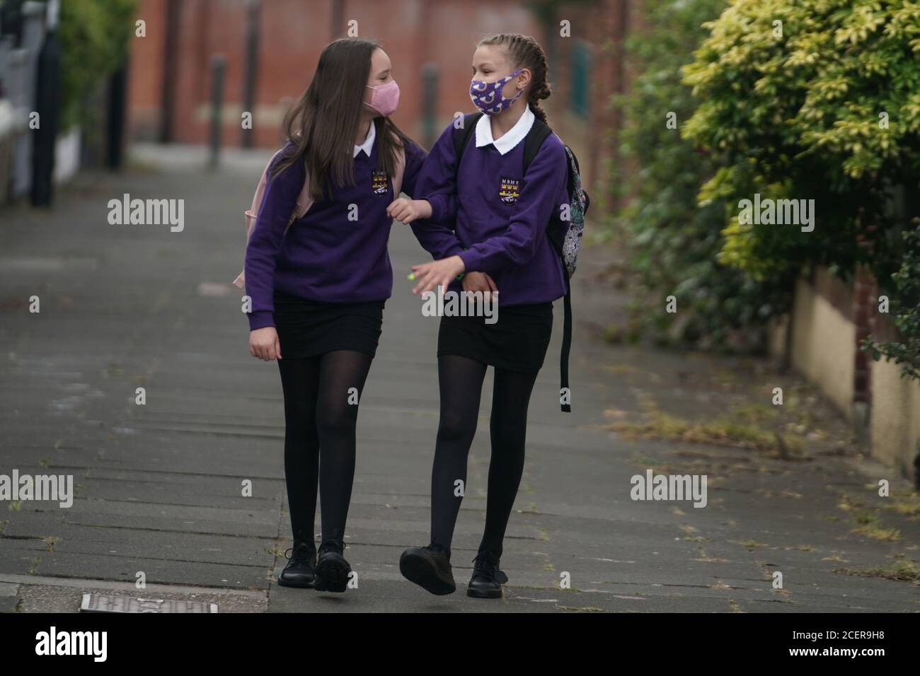 RITRASMETTENDO LA MODIFICA DELLA LINEA DI COLLEGAMENTO Kadie Lane (destra), 11, e Brooke Howourth, 11, a piedi a Marden Bridge Middle School a Whitley Bay, Tyne e Wear, per il loro primo giorno di mandato, come le scuole in Inghilterra riaprono agli alunni dopo il blocco del coronavirus. Foto Stock