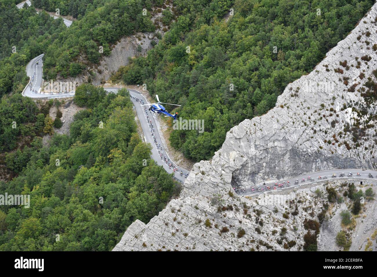 Veduta aerea della gara ciclistica Tour de France 2020 Passa attraverso la Taulanne Ravine vicino Castellane nel sud Alpi francesi Foto Stock