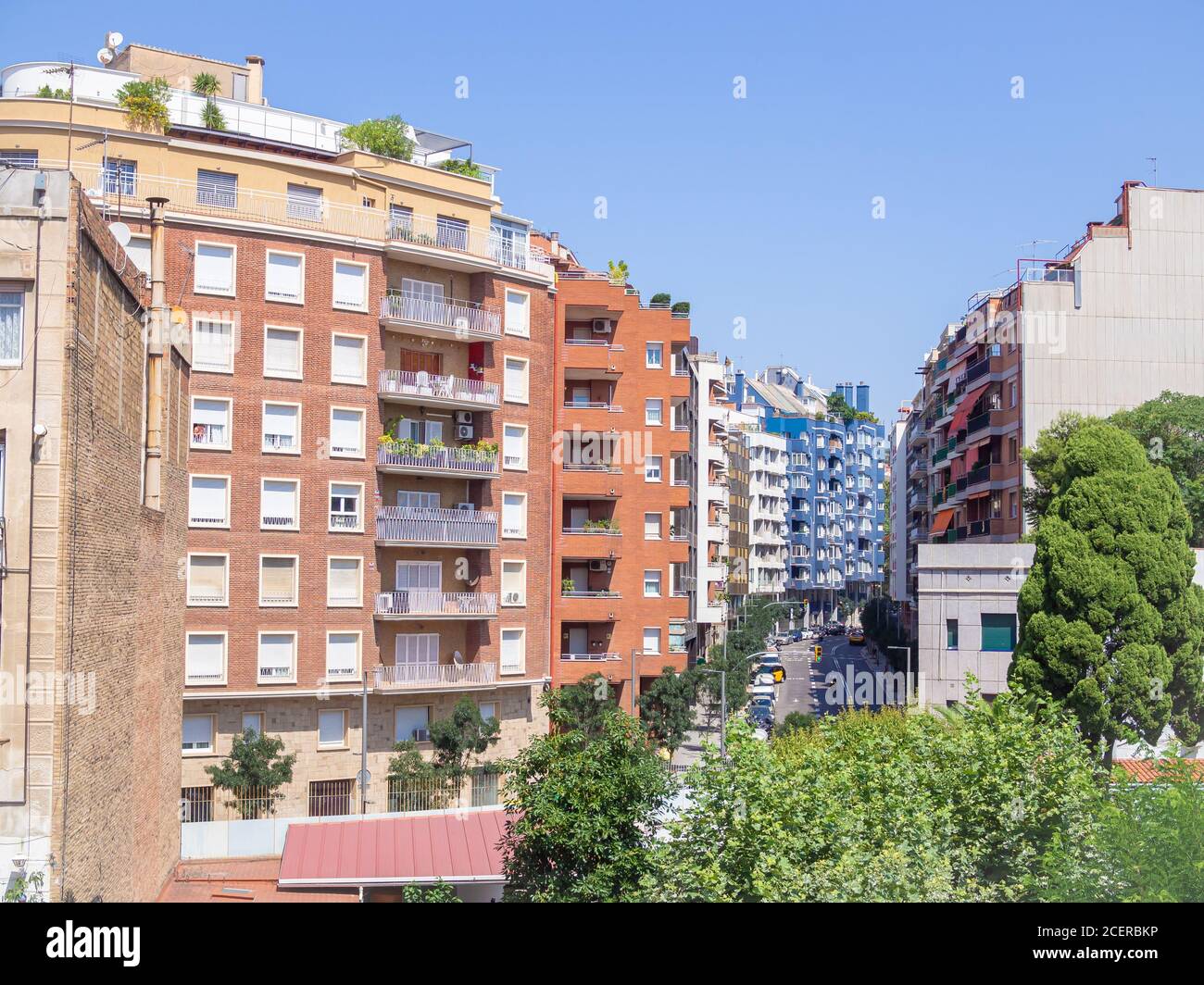 Architettura tipica dei blocchi residenziali a torre della moderna Barcellona. Foto Stock