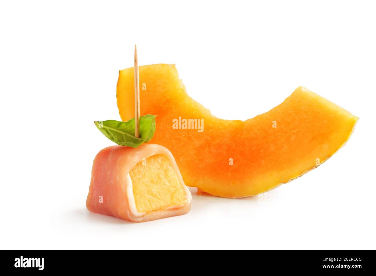 Melone con prosciutto e basilico isolato su fondo bianco Foto Stock