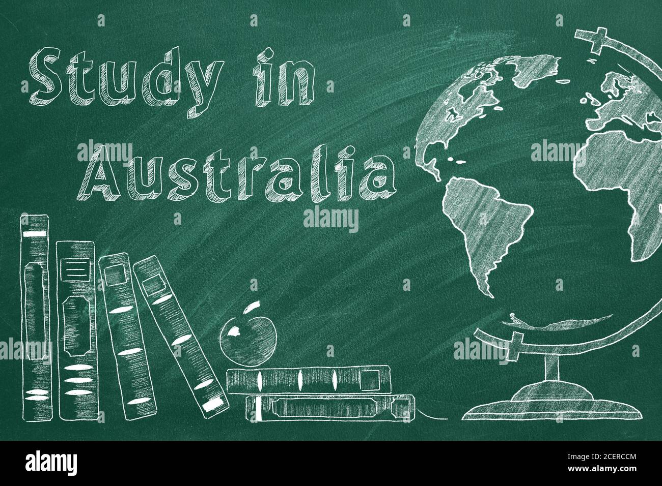 Scritte 'Study in Australia', globo e libri scolastici sono disegnati con gesso su una lavagna. Studio all'estero concetto. Foto Stock