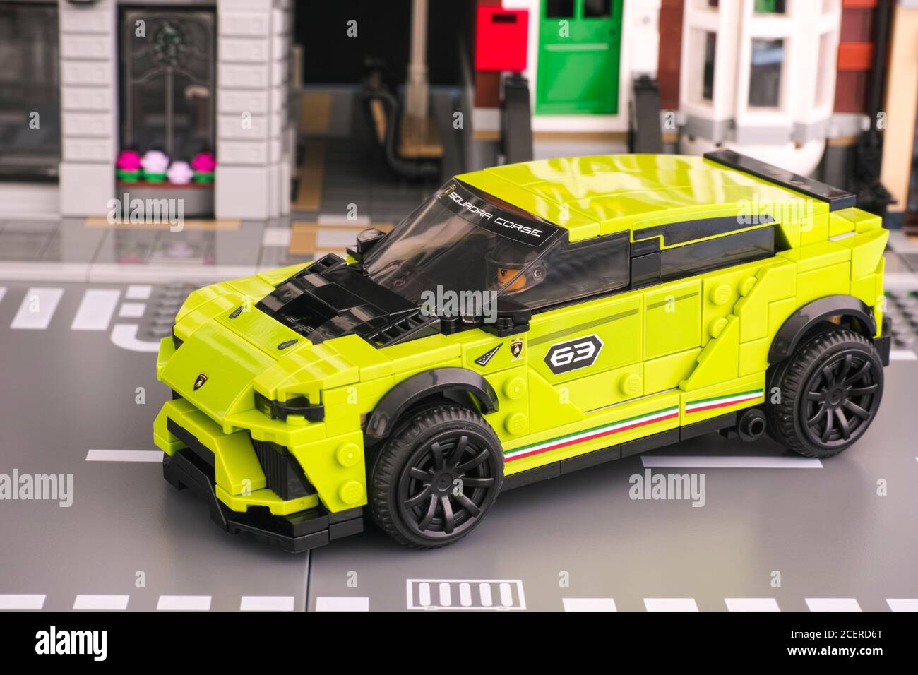 Tambov, Federazione Russa - 24 Giugno 2020 Lego Lamborghini Urus ST-X auto di LEGO Speed Champions sulla strada cittadina. Scatto in studio. Foto Stock