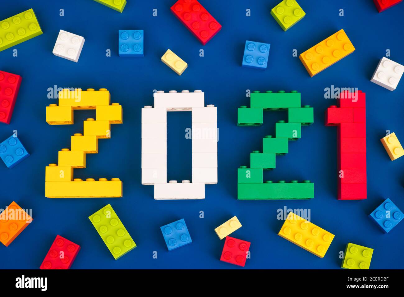 Tambov, Federazione Russa - 26 agosto 2020 Lego numeri 2021 con alcuni mattoni Lego su sfondo blu. Foto Stock