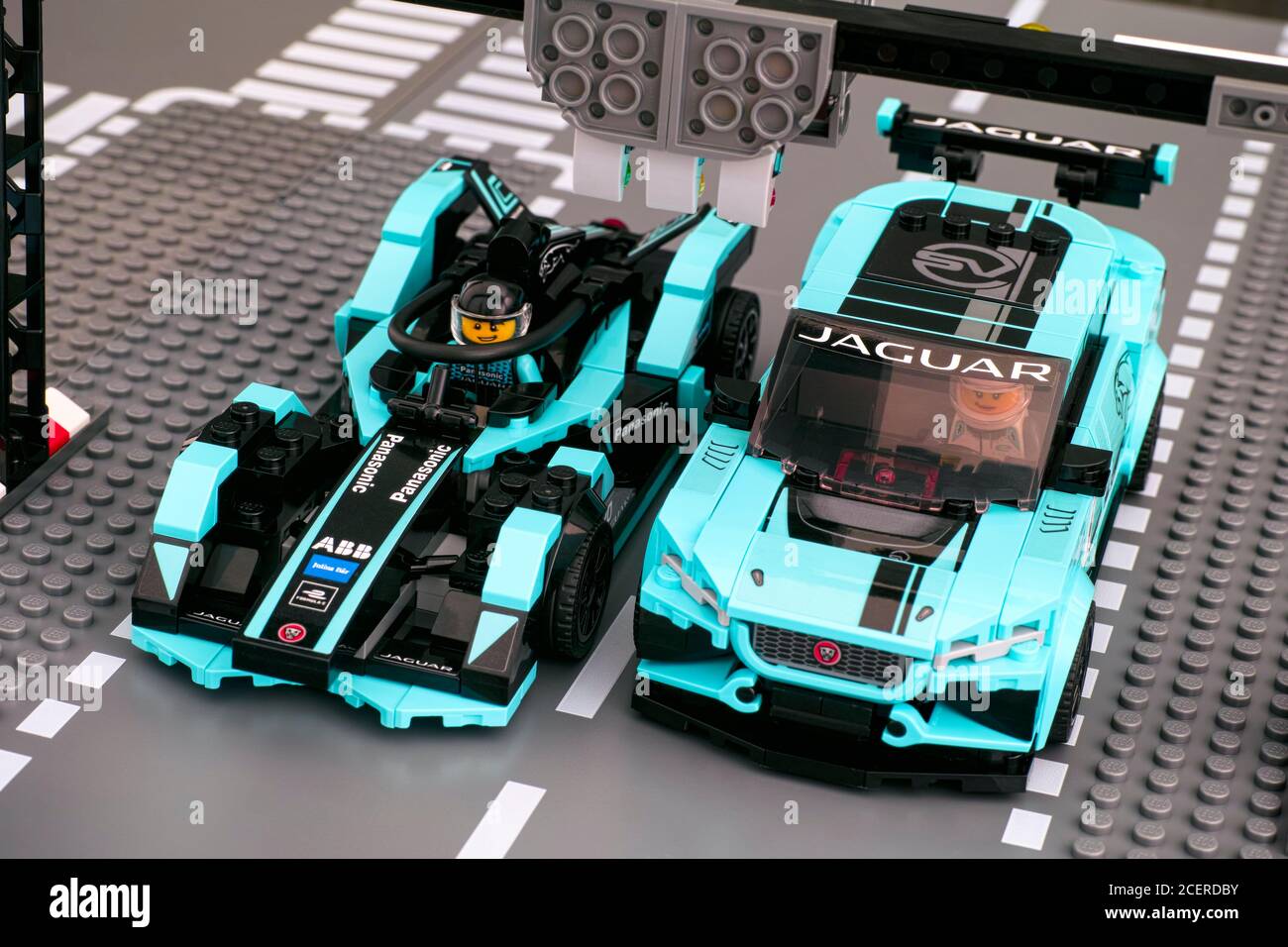 Tambov, Federazione russa - 19 febbraio 2020 Lego Jaguar i-PACE eTROPHY e Panasonic Jaguar Racing Gen2 da LEGO Speed Champions Foto Stock