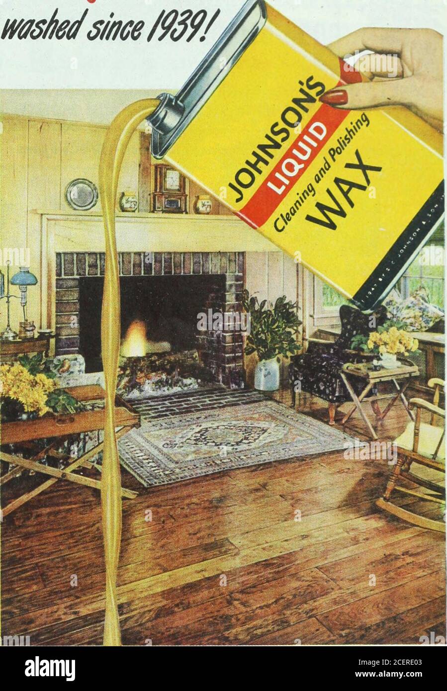 . The Ladies' home journal. Mskdsince/939//j. Casa vicino a Minooka, Illinois. Pavimento in ciliegio nero riccamente granato fu posato nel 1939 . . mai lavato da allora. Il lavaggio e lo sfregamento dei pavimenti sono duri . . duro su di voi, duro sui pavimenti. L'acqua deforta il legno, il grano di uva passa, lascia la superficie opaca e brutta. Youll trovare così molto meglio per la cura dei pavimenti con Johnsons liquido di pulizia e lucidatura cera. Sarà sia pulito che luccicante. Uno speciale ingrediente pulente in cera liquida Johnsons fa il lavaacqua senza acqua . . effettivamente asciuga pulisce i pavimenti come lo applichi. E questa vera cera Johnsons inliquida fo Foto Stock