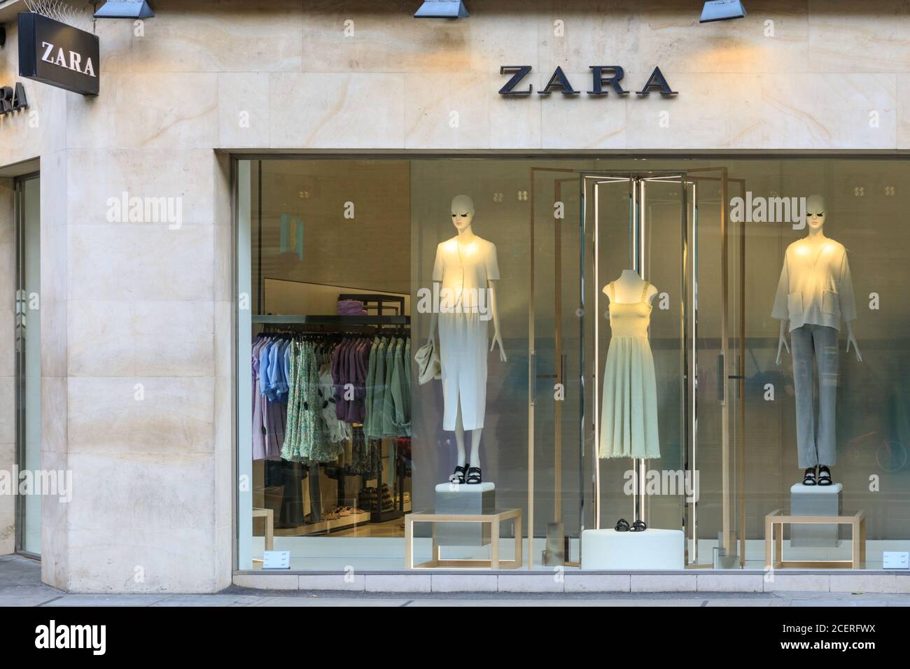 Zara catena di negozi di abbigliamento e vetrine a Londra, Inghilterra,  Regno Unito Foto stock - Alamy