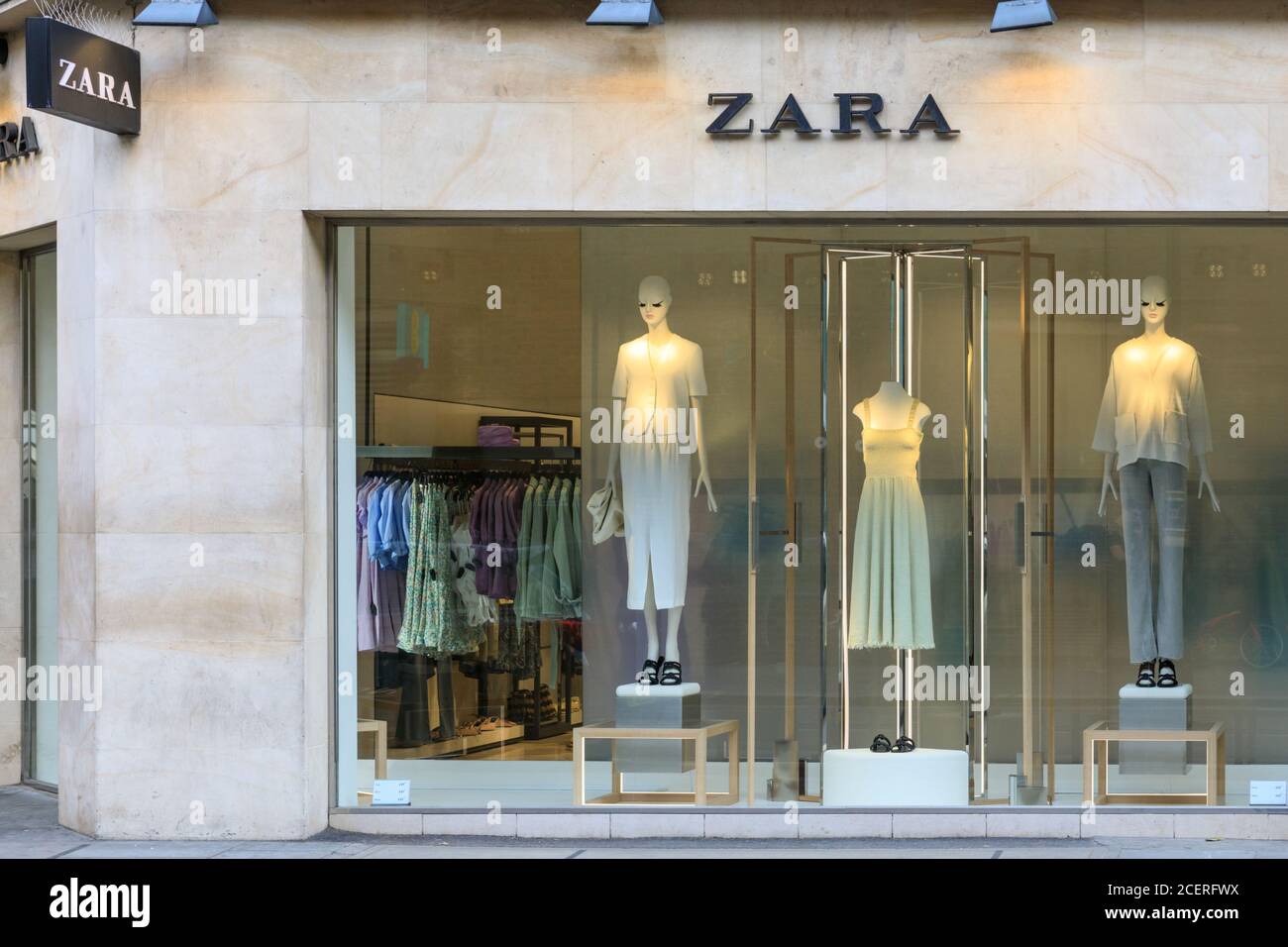 Zara catena di negozi di abbigliamento e vetrine a Londra, Inghilterra, Regno  Unito Foto stock - Alamy