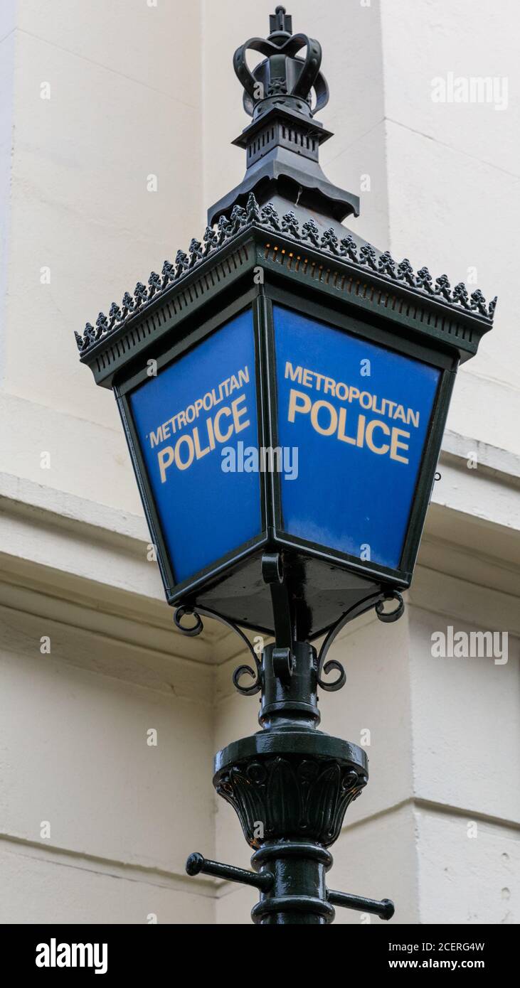 Tradizionale "lampada blu", illuminazione stradale della stazione di polizia metropolitana, stazione di polizia di Charing Cross Agar House, Londra, Inghilterra, Regno Unito Foto Stock