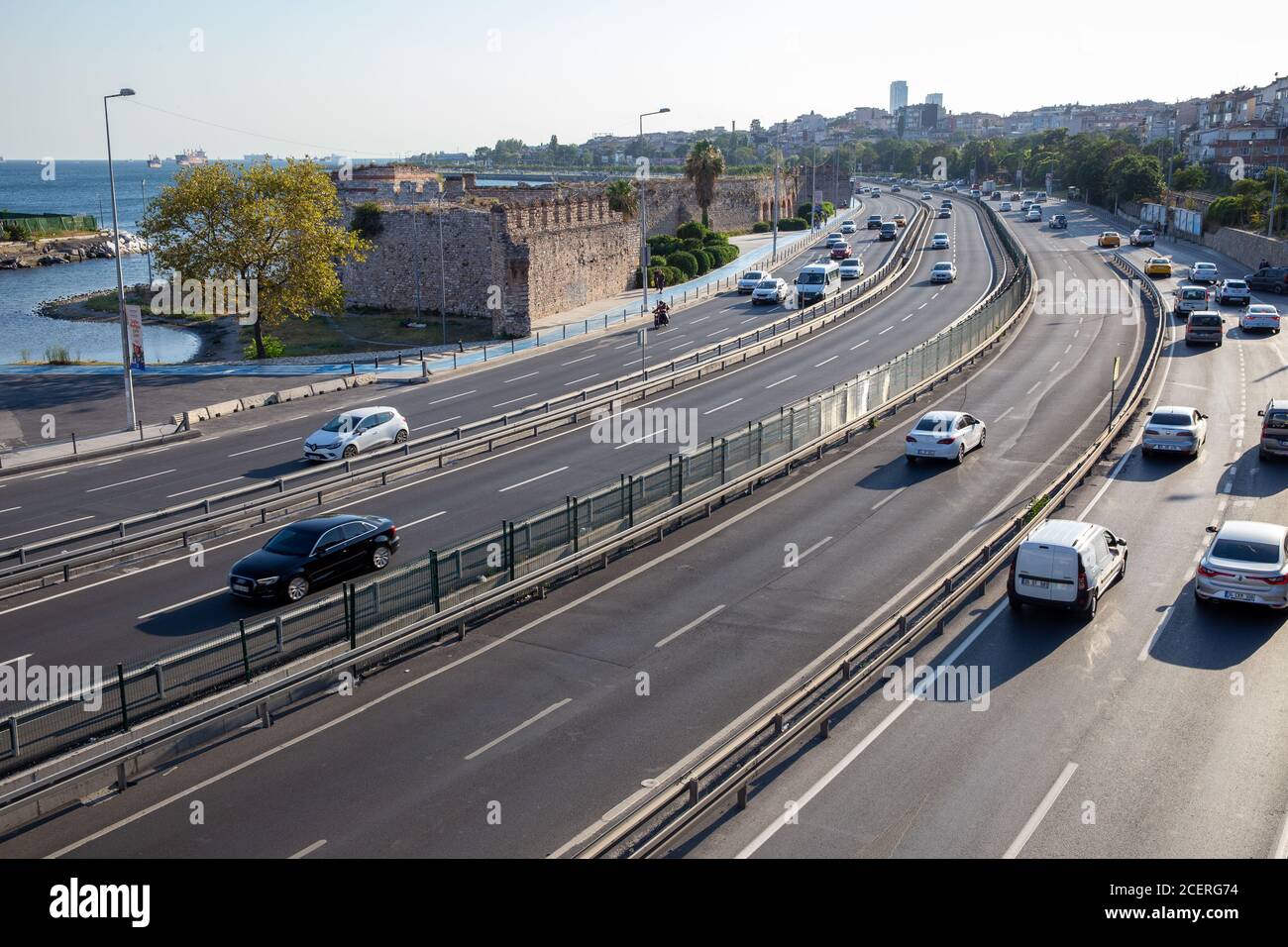 Vista ad alto angolo della strada costiera di Yenikapi a Istanbul, Turchia il 24 agosto 2020. Foto Stock