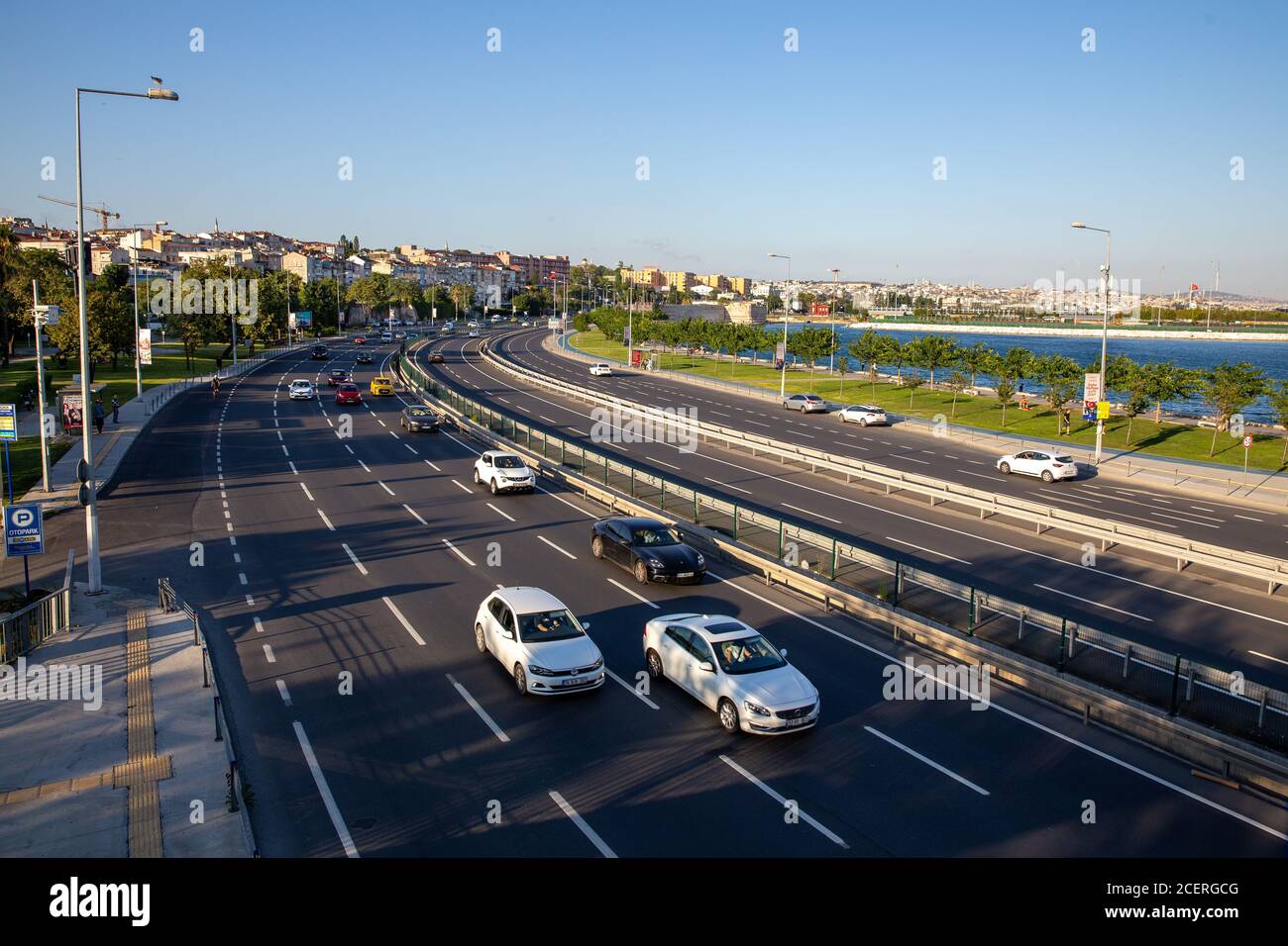 Vista ad alto angolo della strada costiera di Yenikapi a Istanbul, Turchia il 24 agosto 2020. Foto Stock