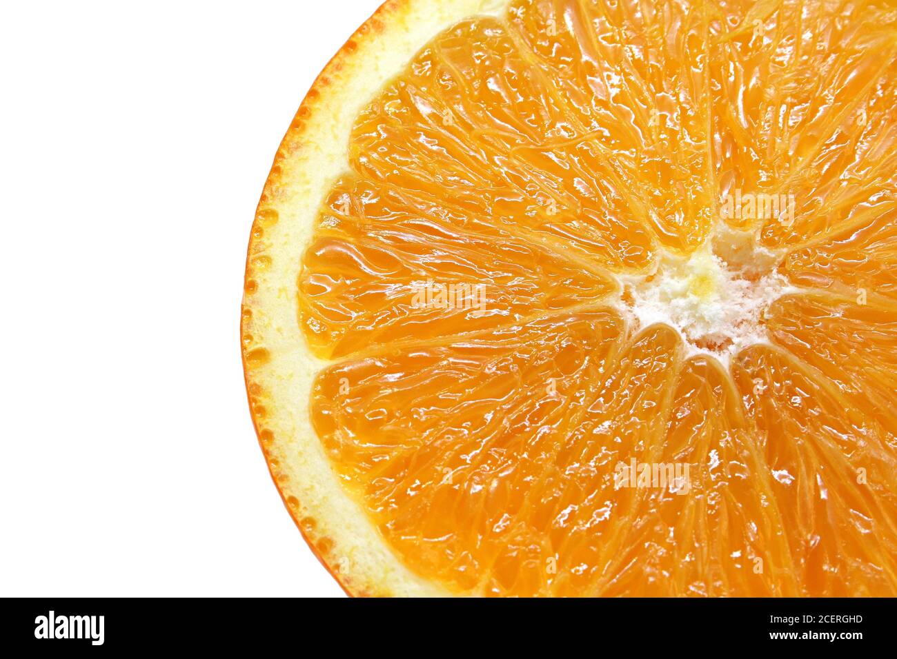 Metà fetta arancione isolata su sfondo bianco Foto Stock