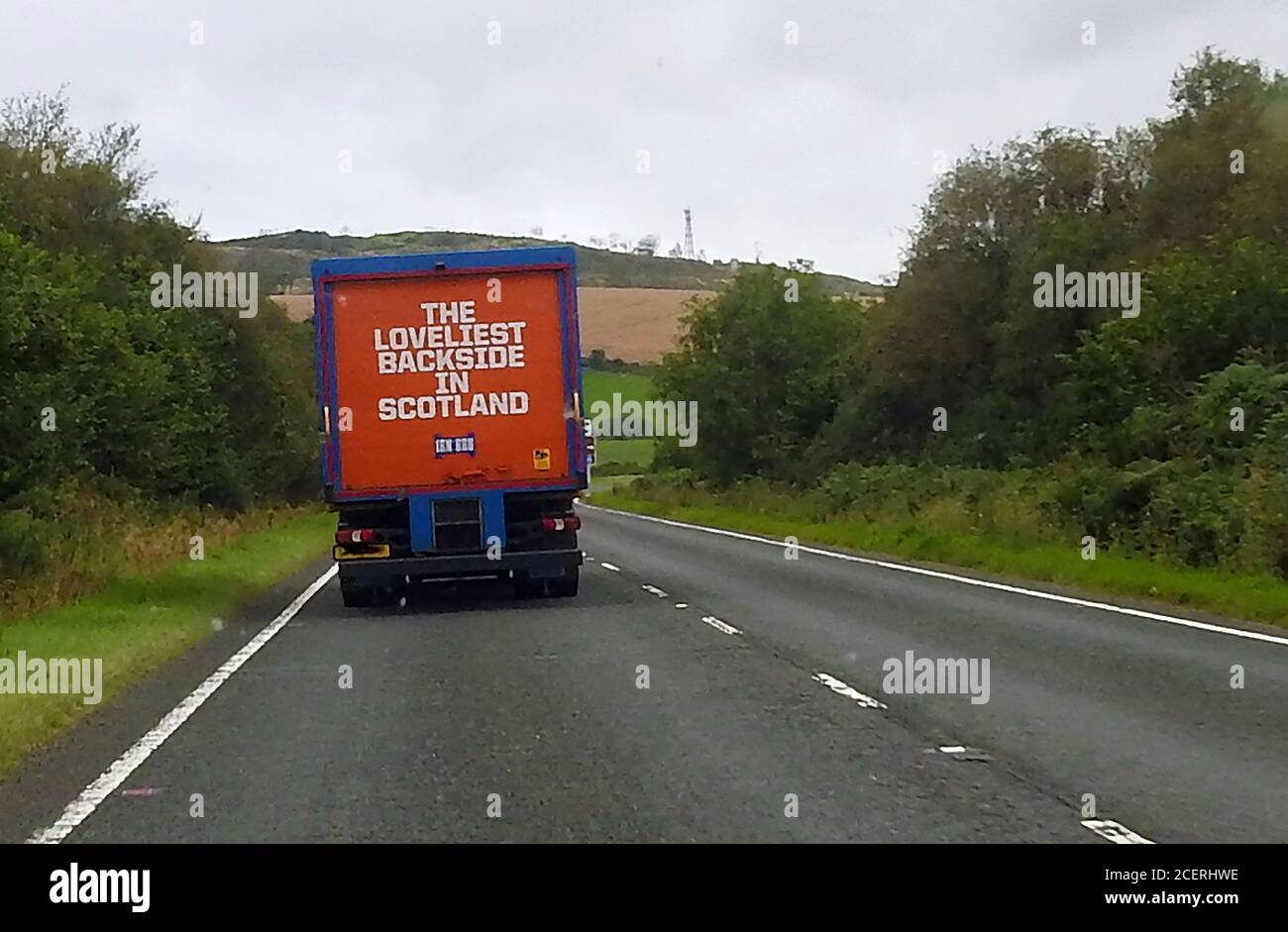 Il lato posteriore più bello della Scozia - slogan sul retro di un camion  di consegna di trasporto in Scozia che trasporta le bevande analcoliche del  marchio Irn Brew . È conosciuta
