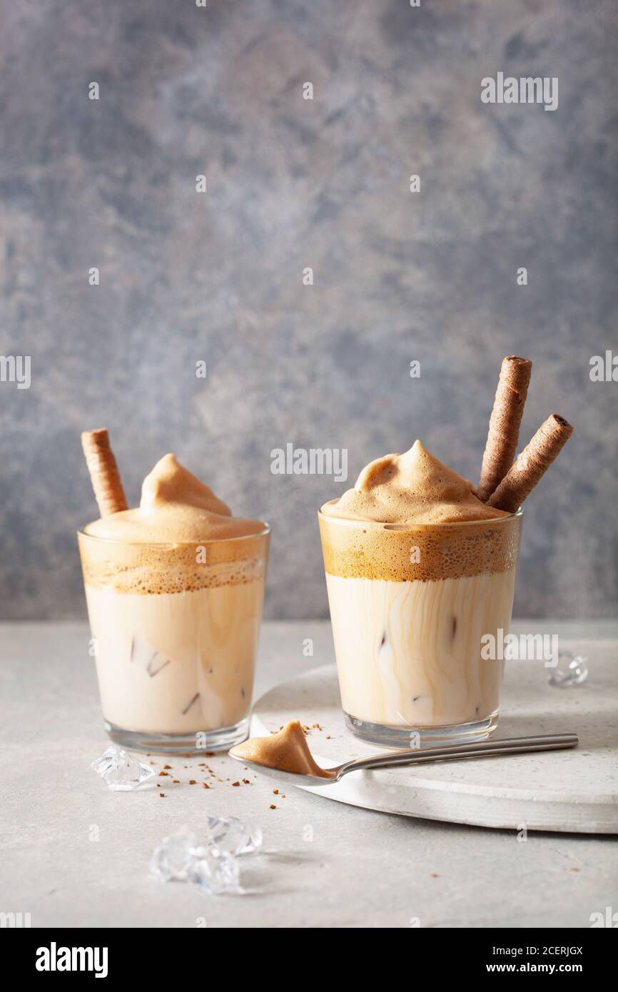 Caffè dalgona in vetro. Caffè istantaneo alla moda montato con zucchero e acqua calda Foto Stock