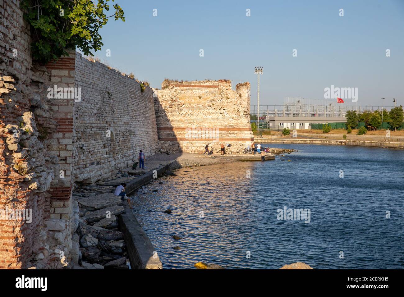 Persone che nuotano vicino alle mura storiche di Costantinopoli a Yenikapi, Istanbul, Turchia il 28 agosto 2020. Foto Stock