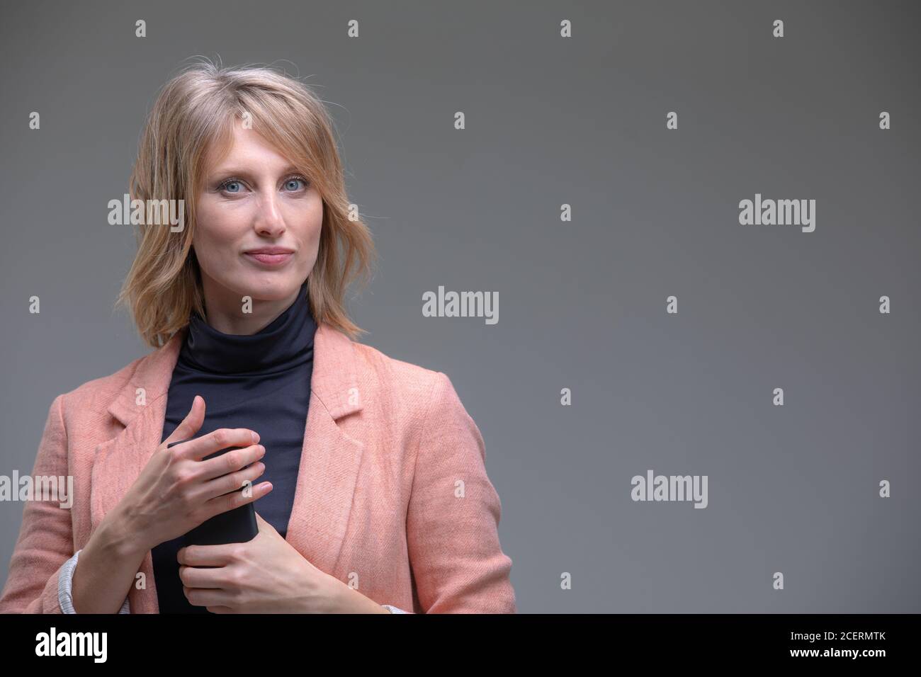 Donna adulta spaventata che tiene lo smartphone nelle mani Foto Stock