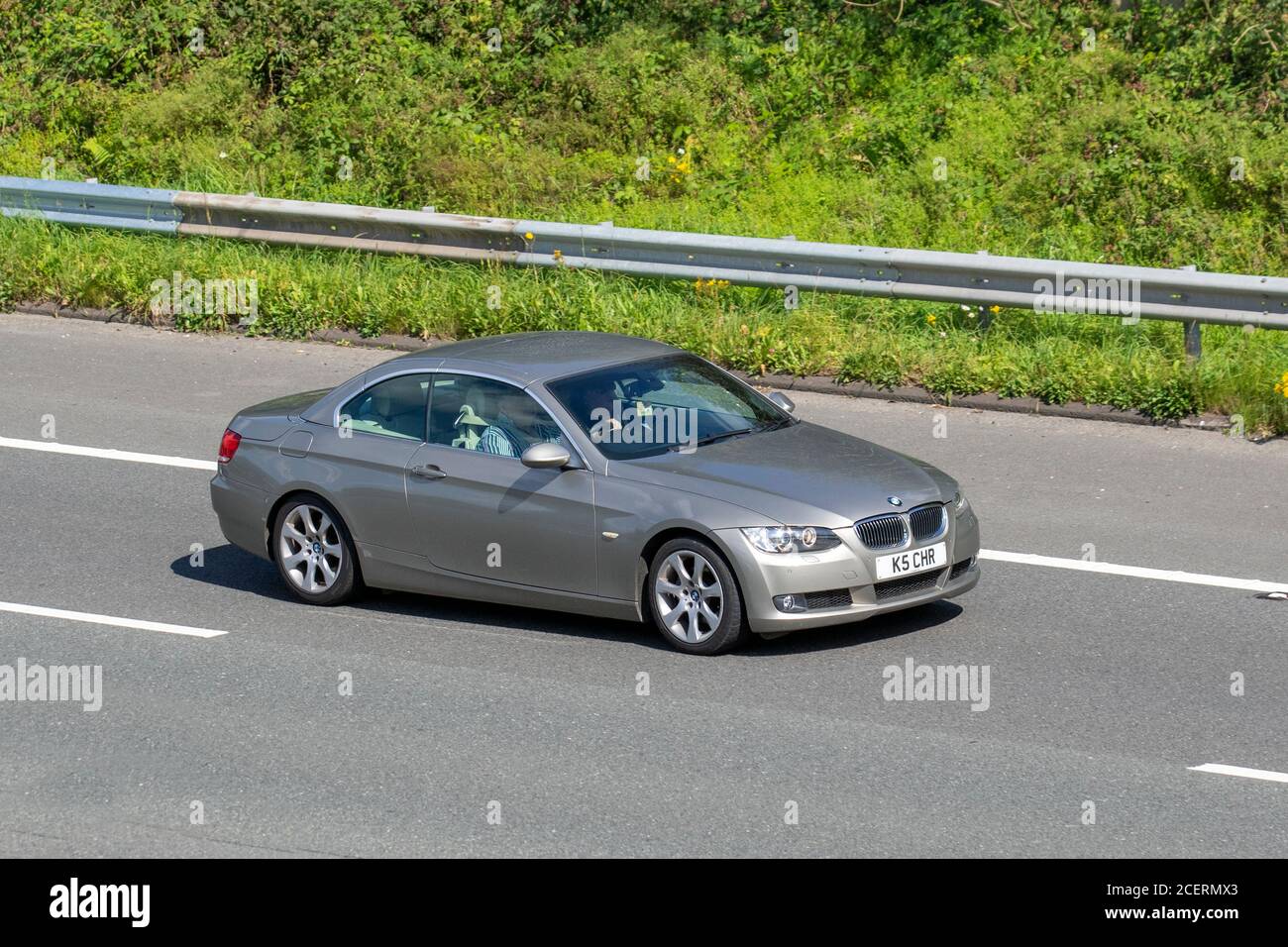 2007 bronzo BMW 325I se Auto; veicoli in movimento per il traffico veicolare, auto che guidano, veicoli su strade del Regno Unito, motori, automobilismo sulla rete autostradale M6. Foto Stock